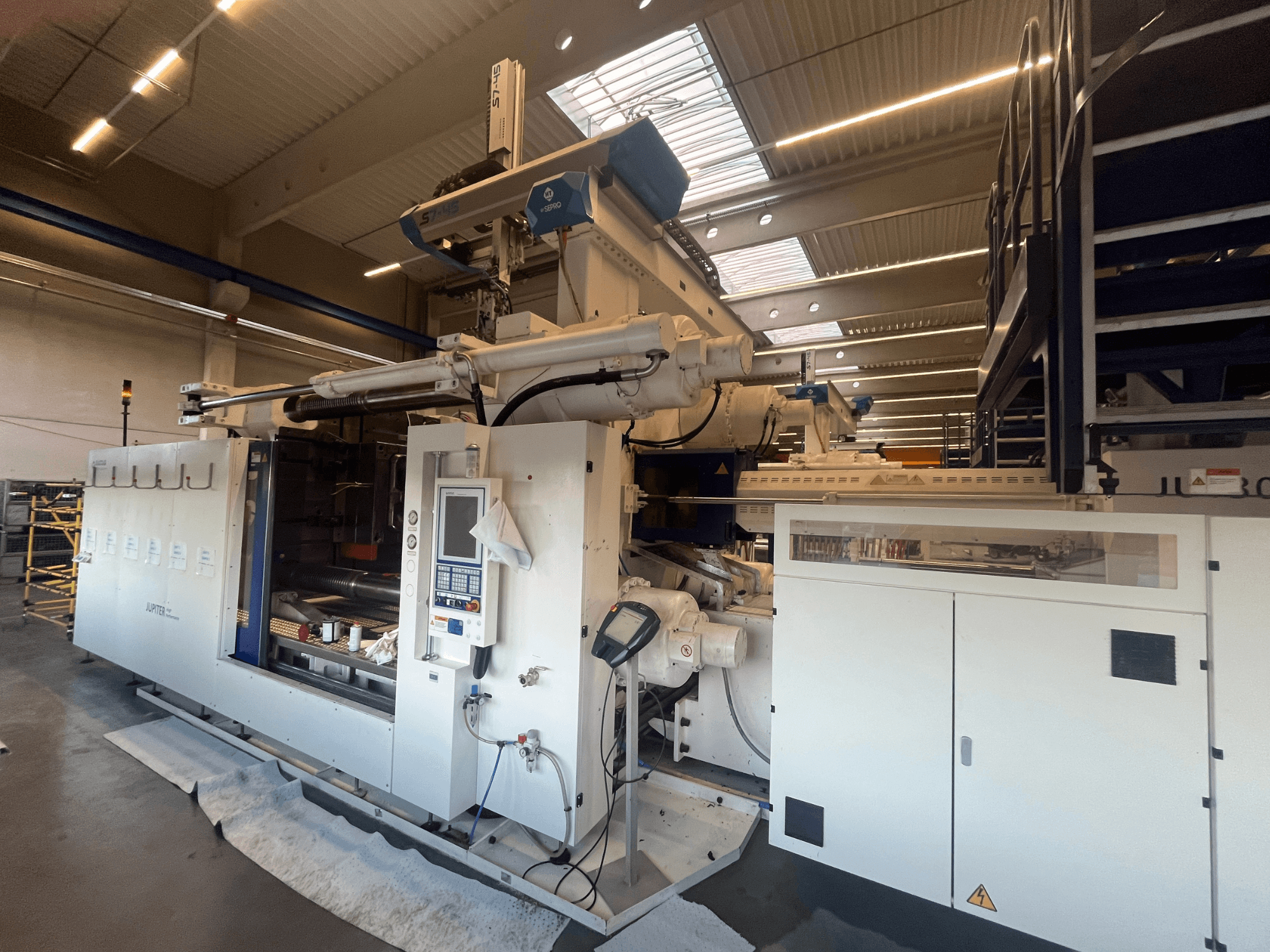 Vista frontale di una macchina tessile Autefa, con pannello di controllo, componenti e ambientazione industriale.