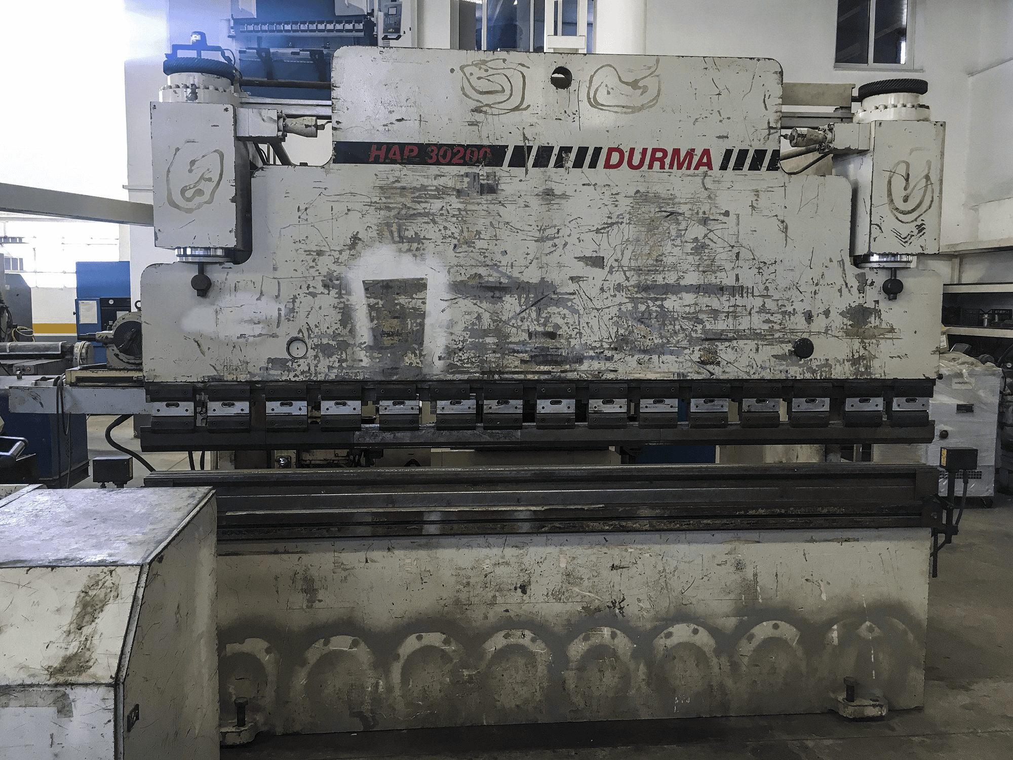 Vista frontale della macchina Durma HAP 30200