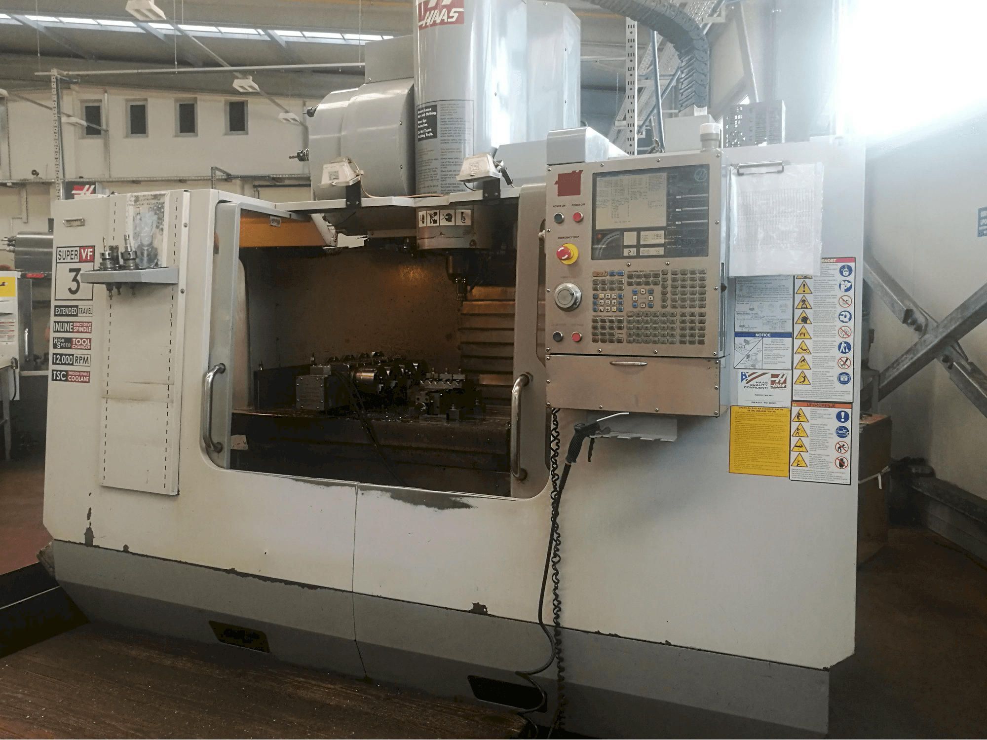 Vista frontale della macchina HAAS VF-3SSYTHE