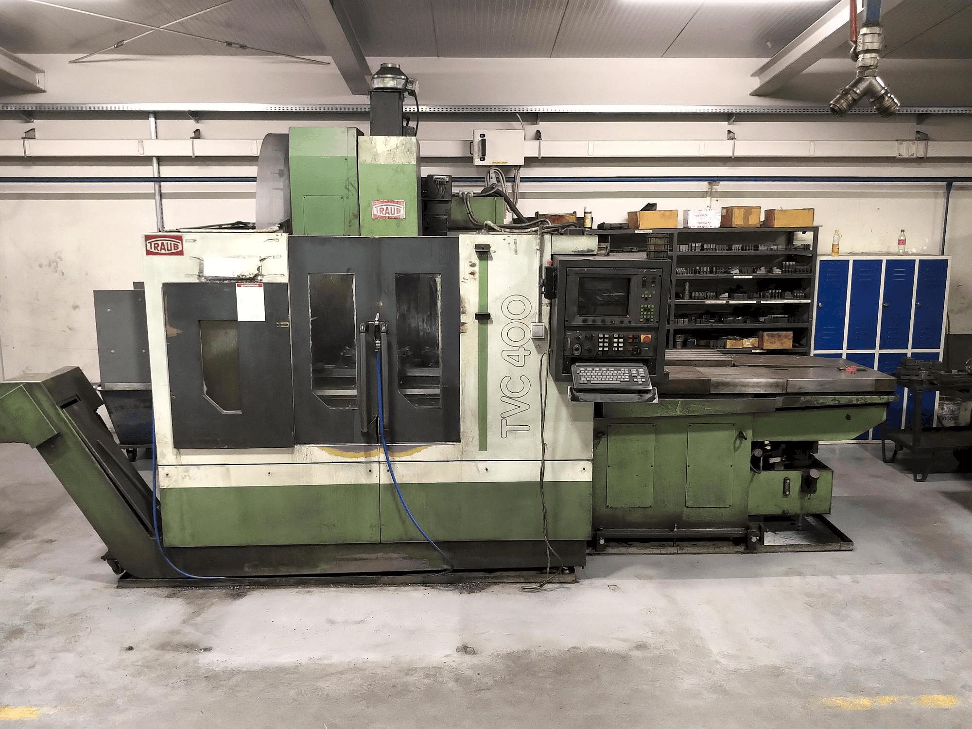 Vista frontale della macchina TRAUB TVC 400 P