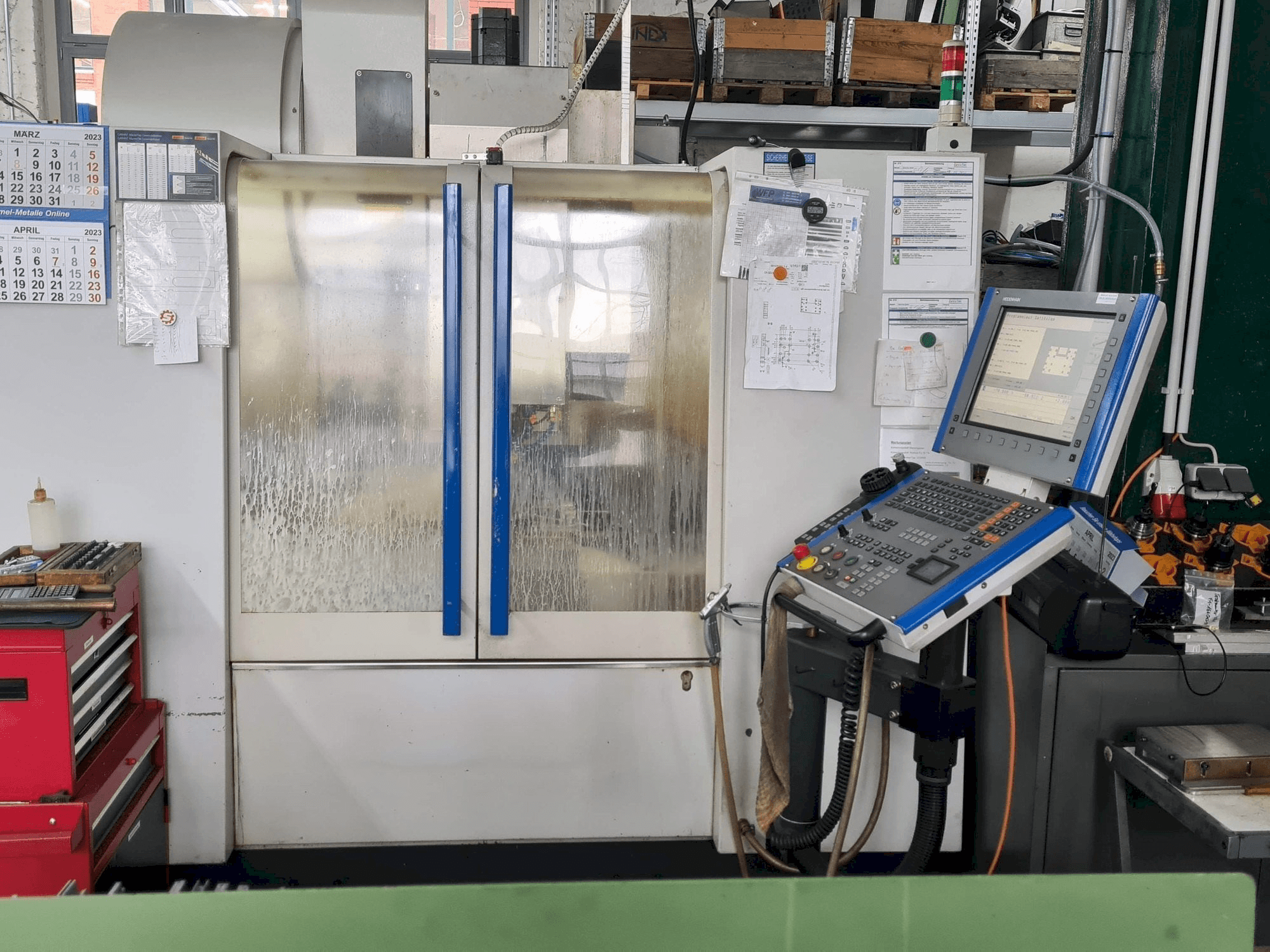 Vista frontale della macchina MIKRON VCE600 Pro