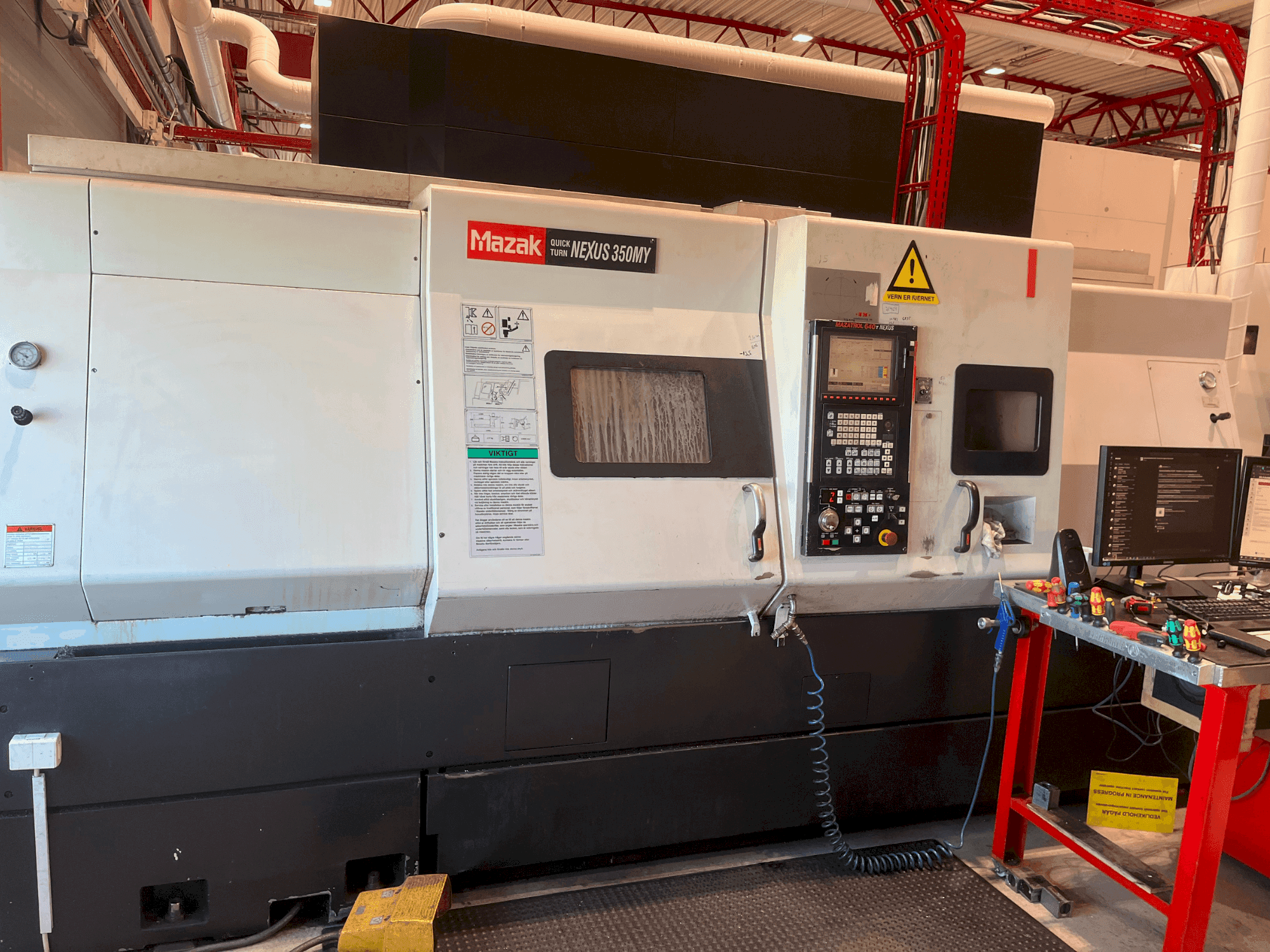 Vista frontale della macchina Mazak QT Nexus 350 MY