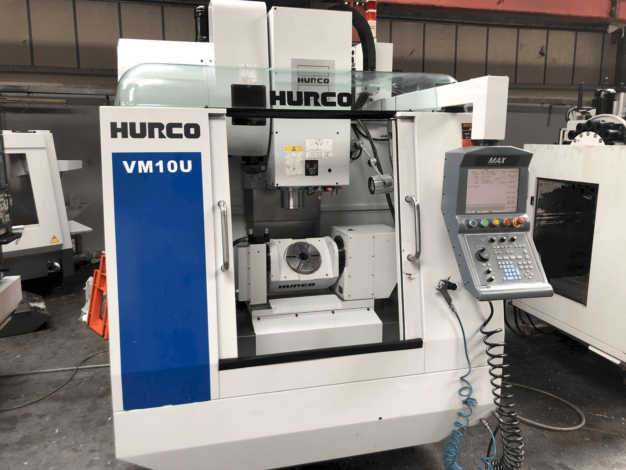 Vista frontale della macchina Hurco VM10U