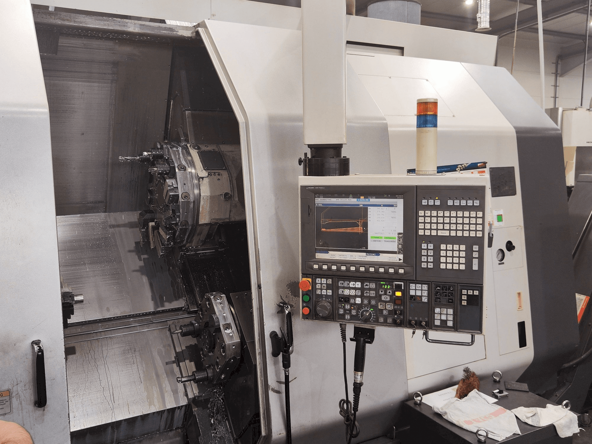 Vista frontale della macchina Okuma LU 300 MY