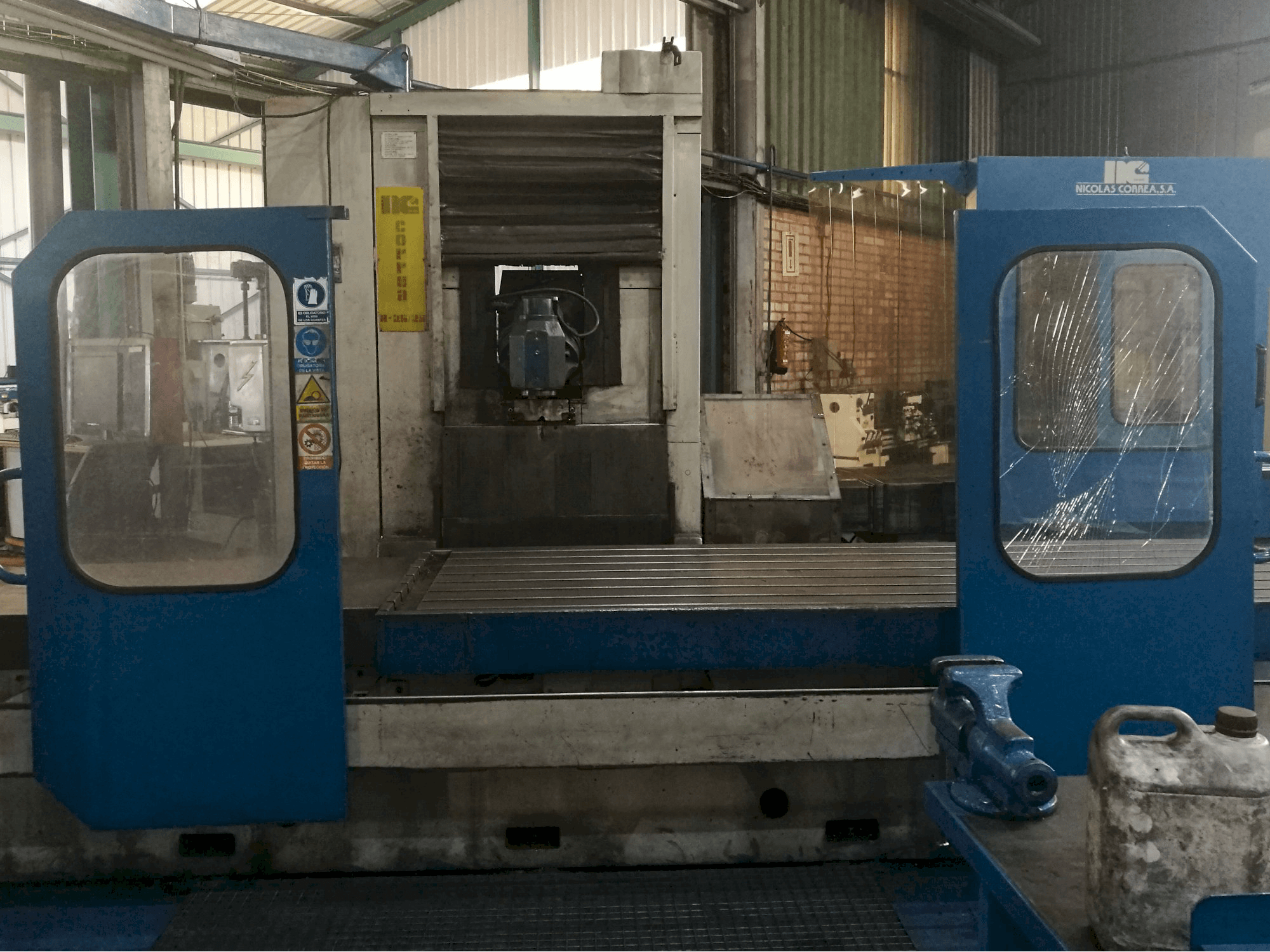 Vista frontale della macchina Correa A25-25