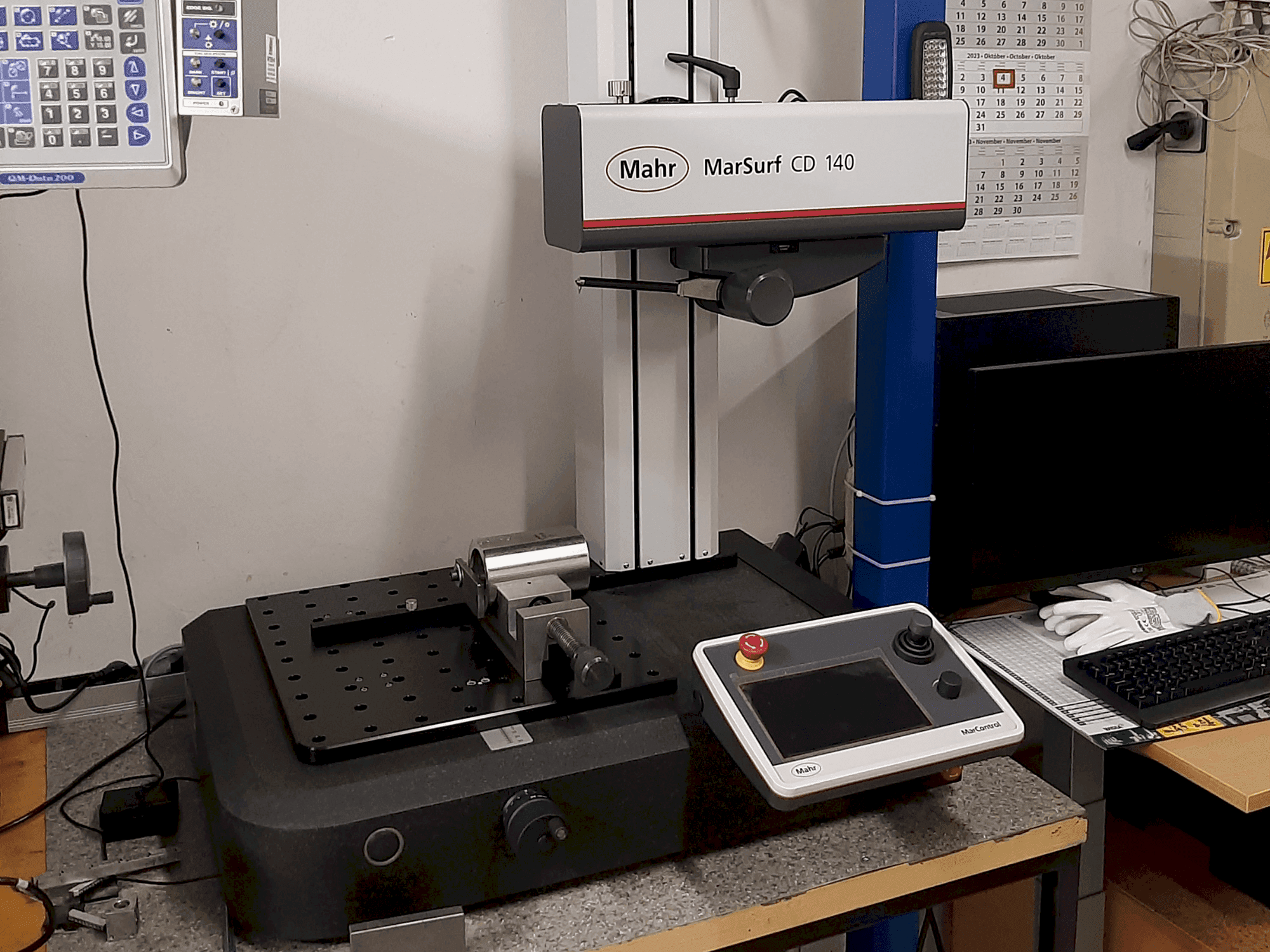 Vista frontale della macchina MAHR MarSurf CD 140