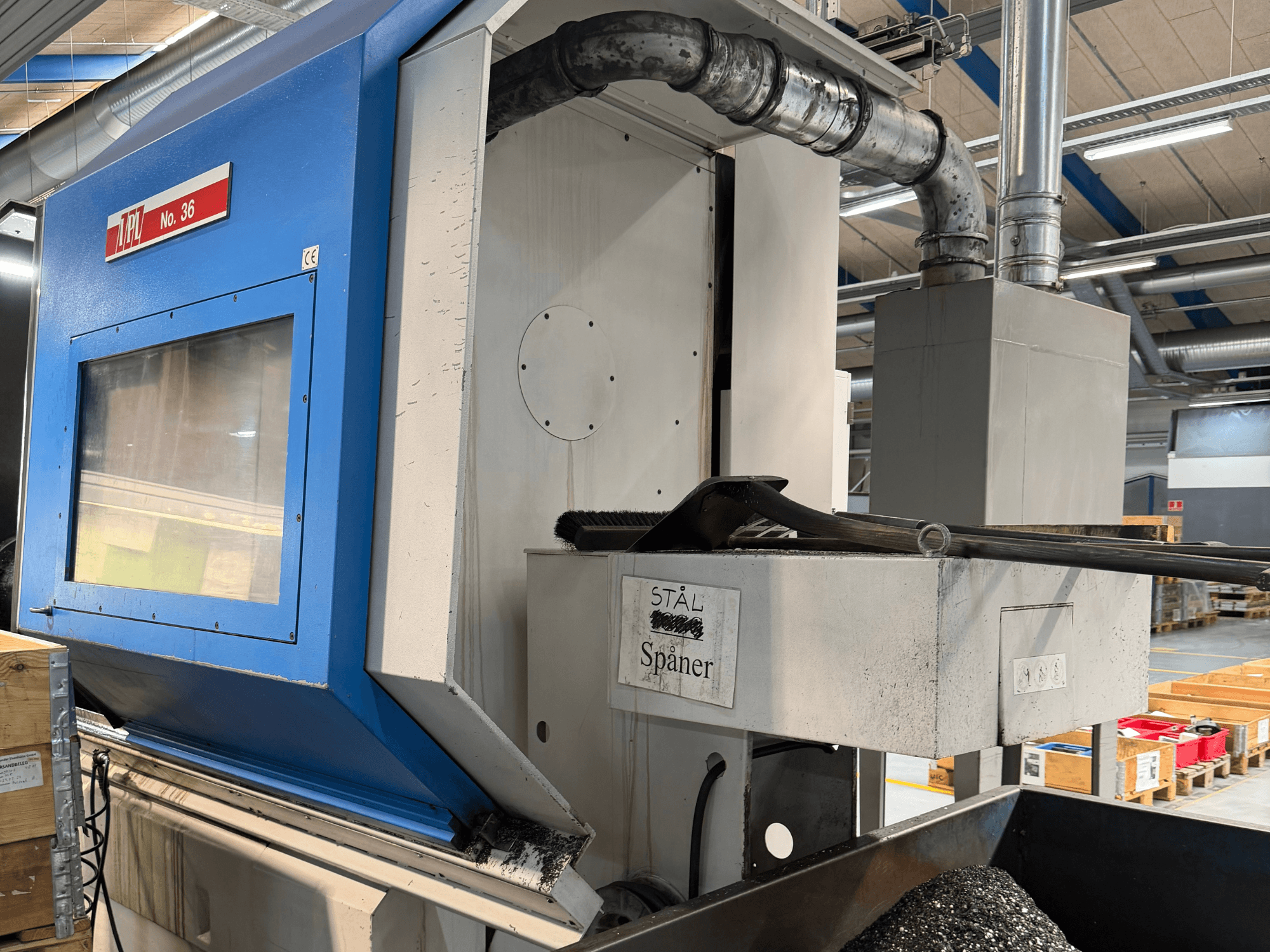 Tornio orizzontale BOEHRINGER VDF 400 CM, vista laterale che mostra il pannello di controllo e l'area di raccolta del materiale.