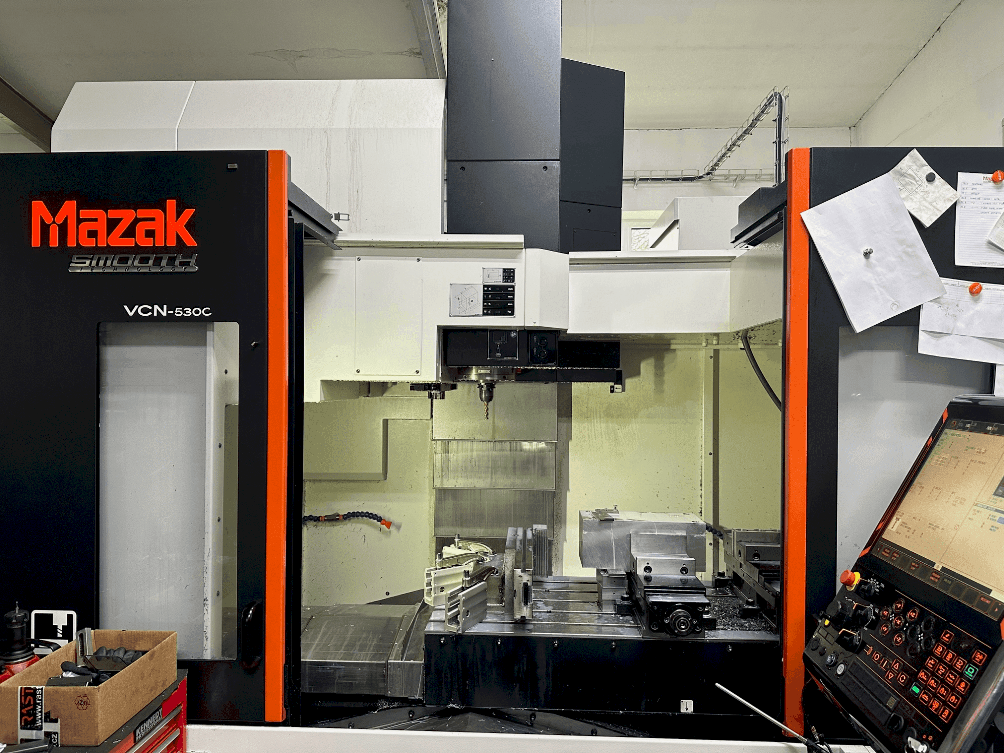 Vista frontale della macchina Mazak VCN-530C