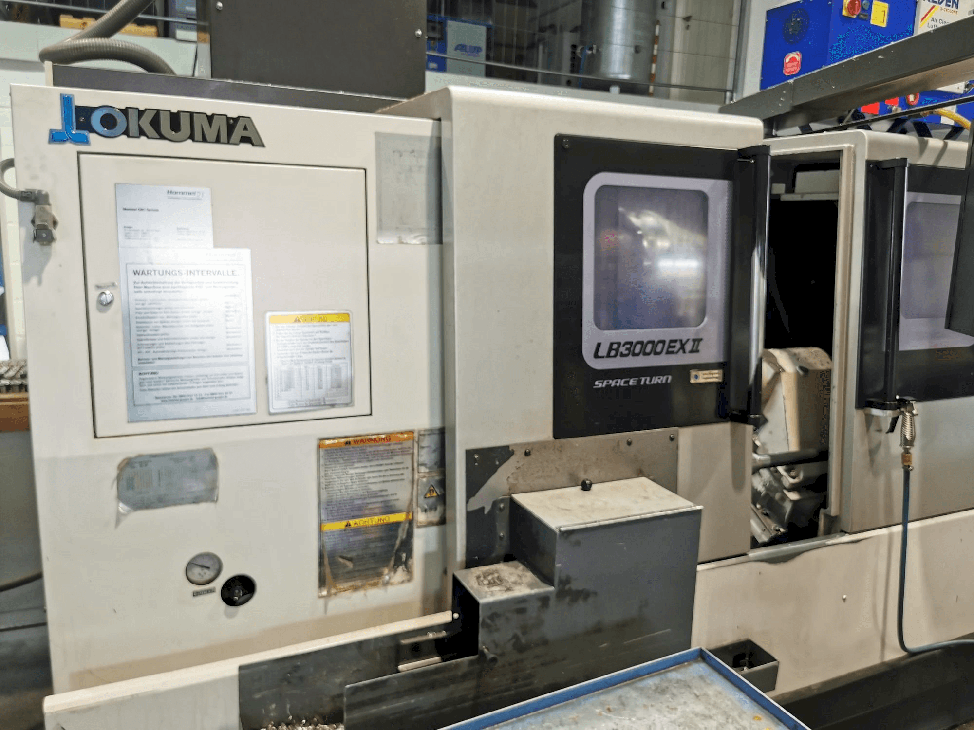 Vista frontale della macchina Okuma LB3000ll EX MC 1000