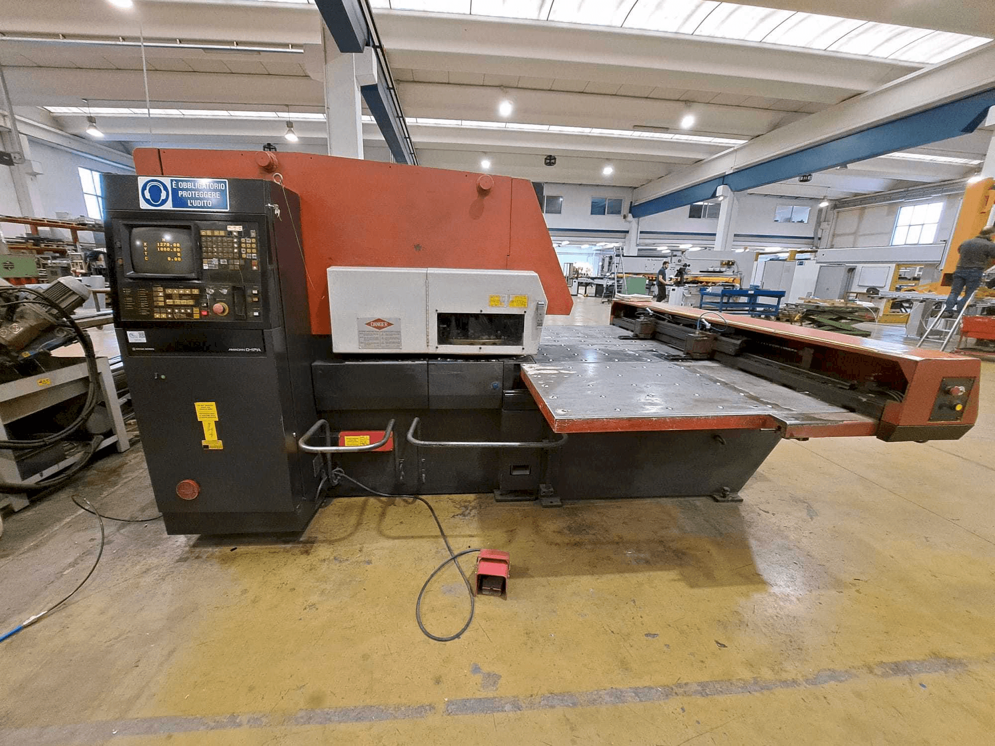 Vista frontale della macchina AMADA ARIES 245