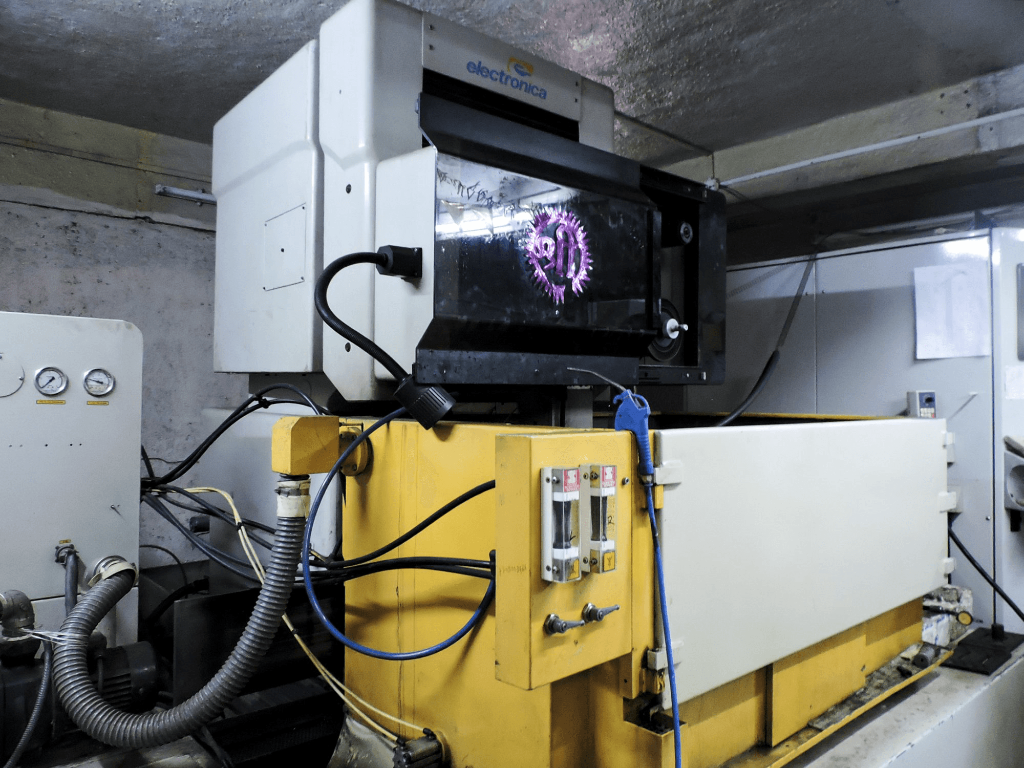 Vista lato sinistro della macchina Electronica Ultracut S2