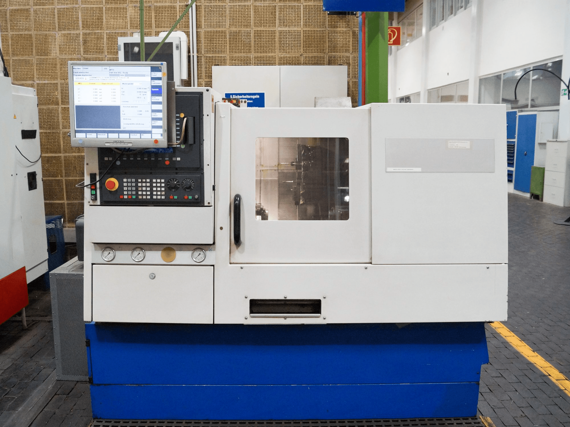 Vista frontale della macchina Weiler DZ 42 CNC