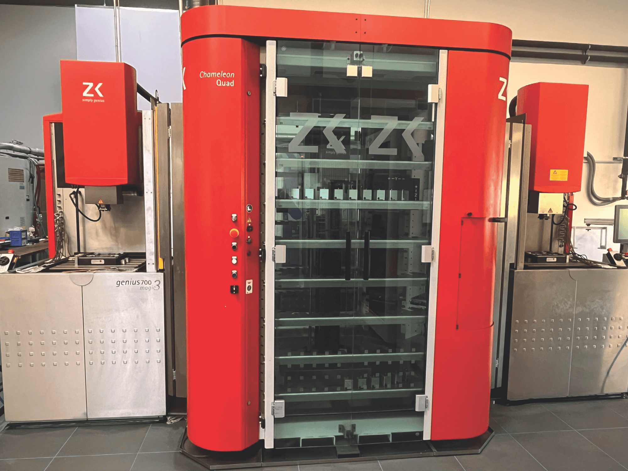 ZK Chameleon Quad, vista frontale, con esterno rosso, ripiani in vetro e unità Genius 700 Magic 3 adiacente con pannello di controllo.