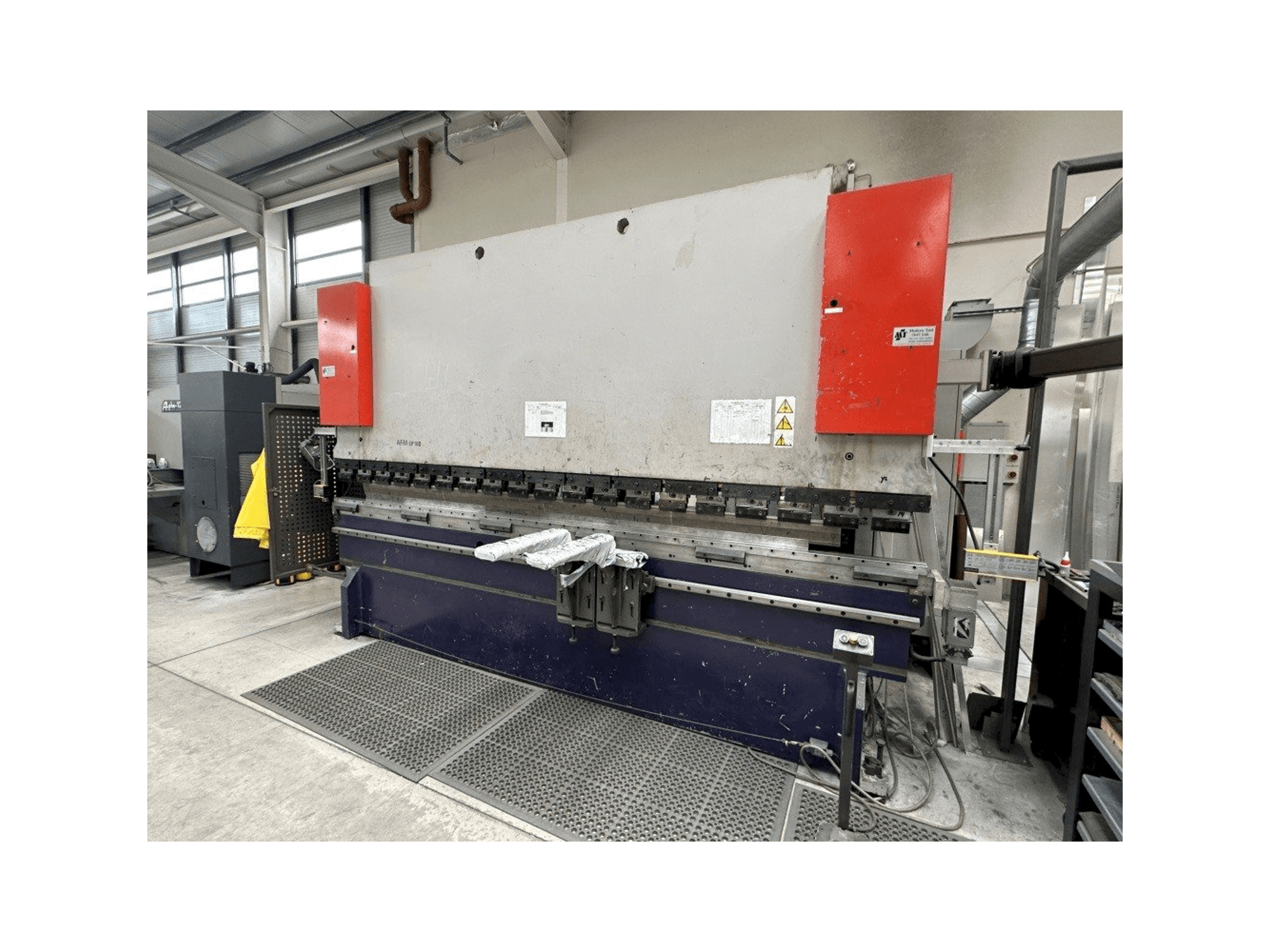 Vista frontale della macchina Bystronic AFM EP160