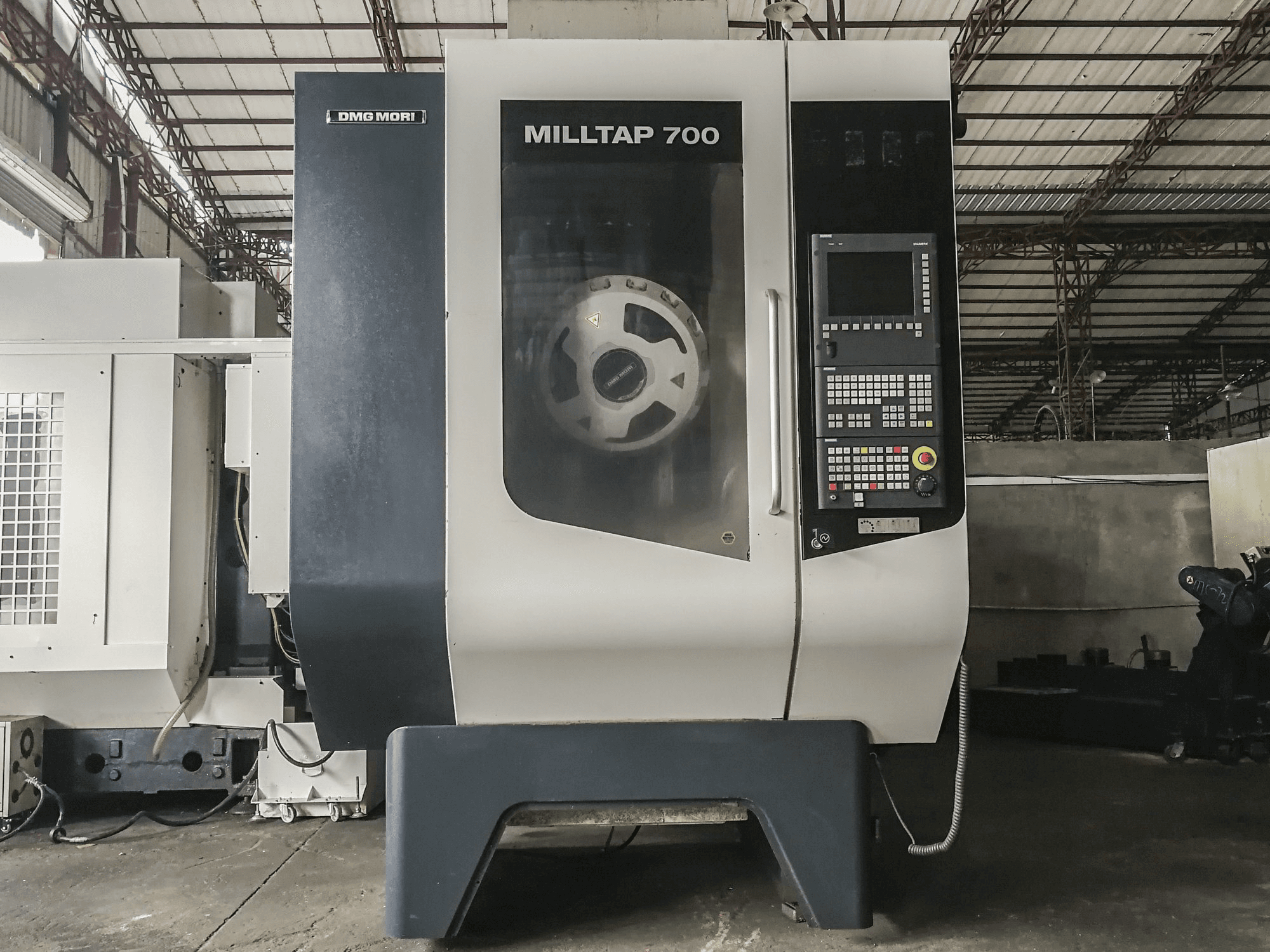 Vista frontale della macchina DMG MORI MillTap 700