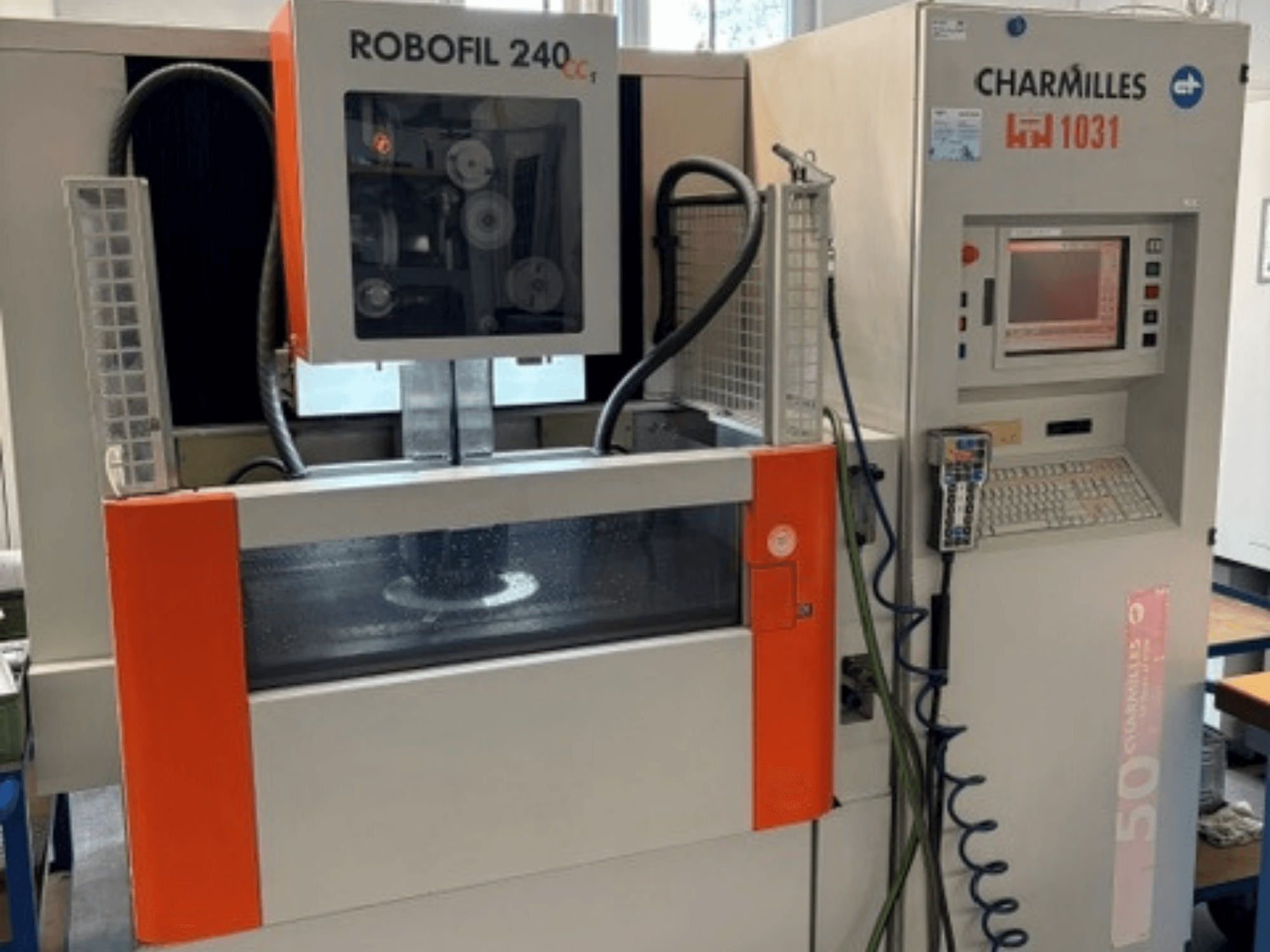 Macchina per elettroerosione a filo Charmilles Robofil 240 CC, vista frontale che mostra il pannello di controllo e la zona del serbatoio dell’acqua.