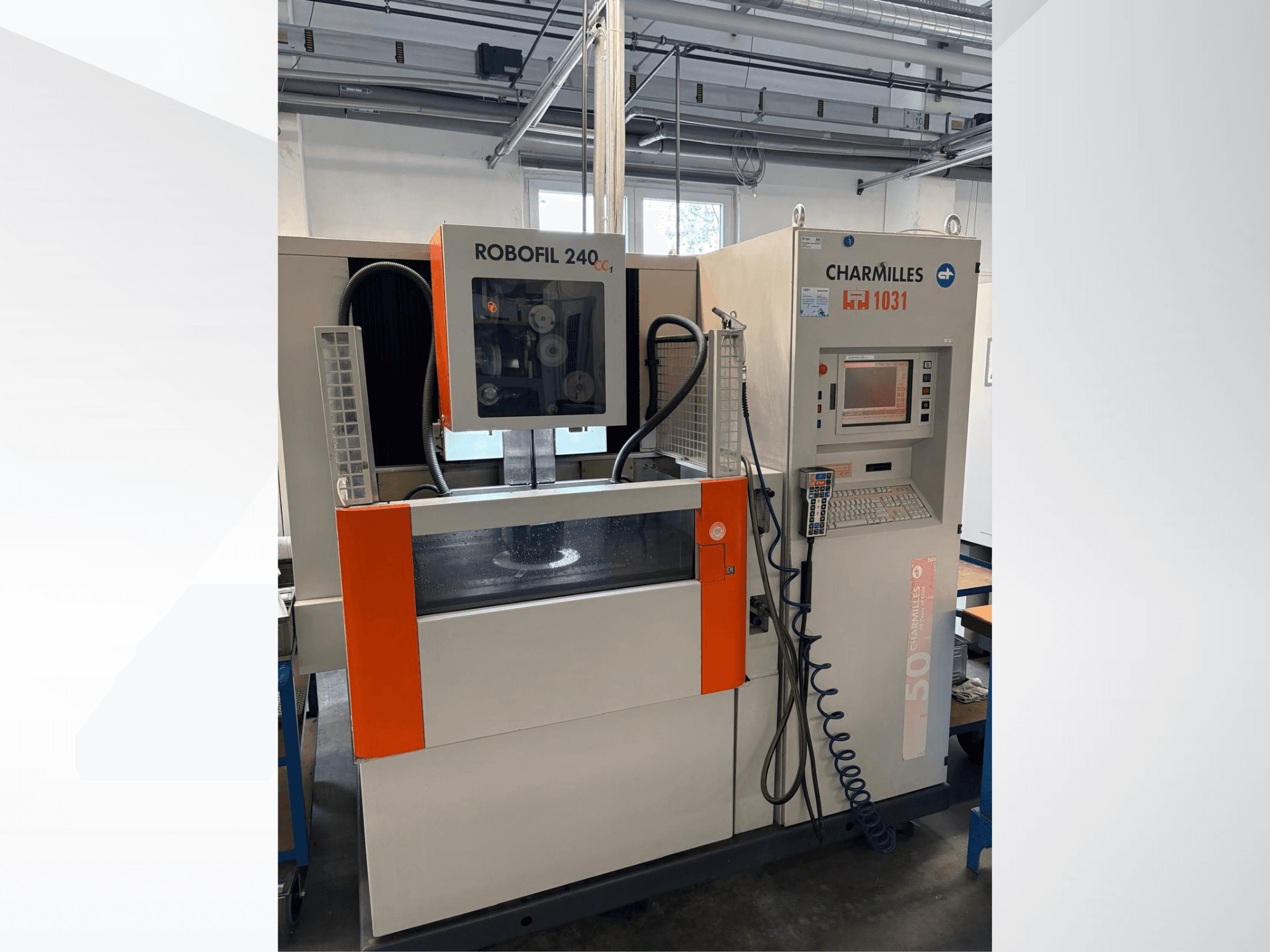 Macchina per elettroerosione a filo CHARMILLES Robofil 240 CC, vista frontale che mostra il pannello di controllo e il serbatoio dell'acqua, con evidenti dettagli arancioni.