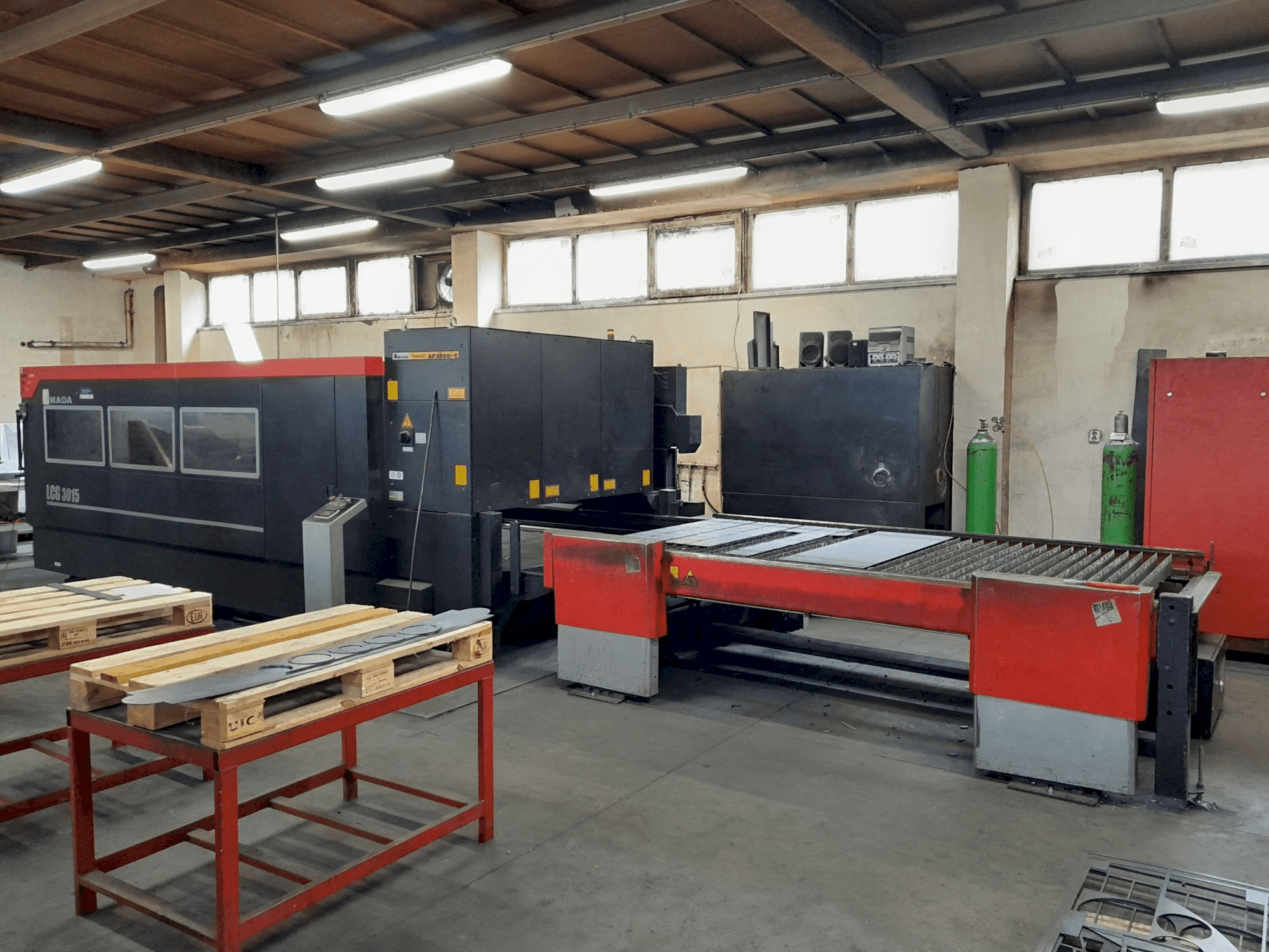 Vista frontale della macchina AMADA LCG 3015