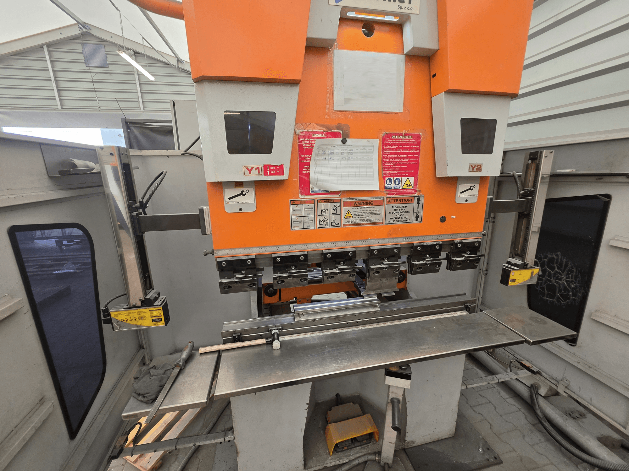 Piegatrice ERMAKSAN Speed-Bend Pro 1270x60, vista frontale, con comandi idraulici, piano di lavoro e dispositivi di sicurezza.