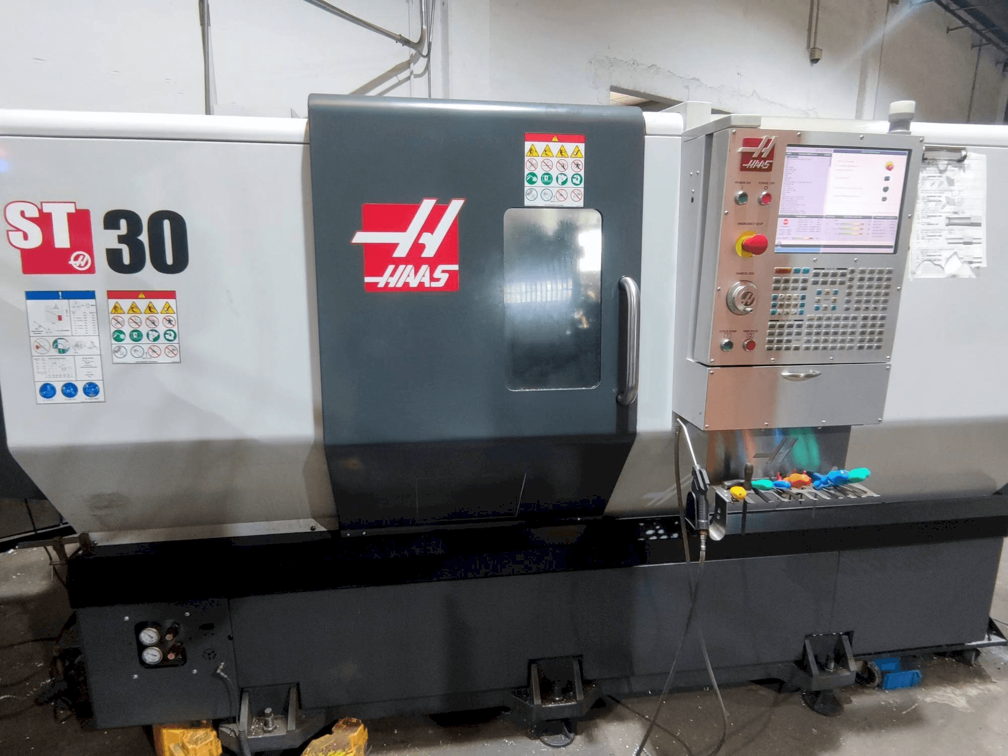 Vista frontale della macchina HAAS ST-30