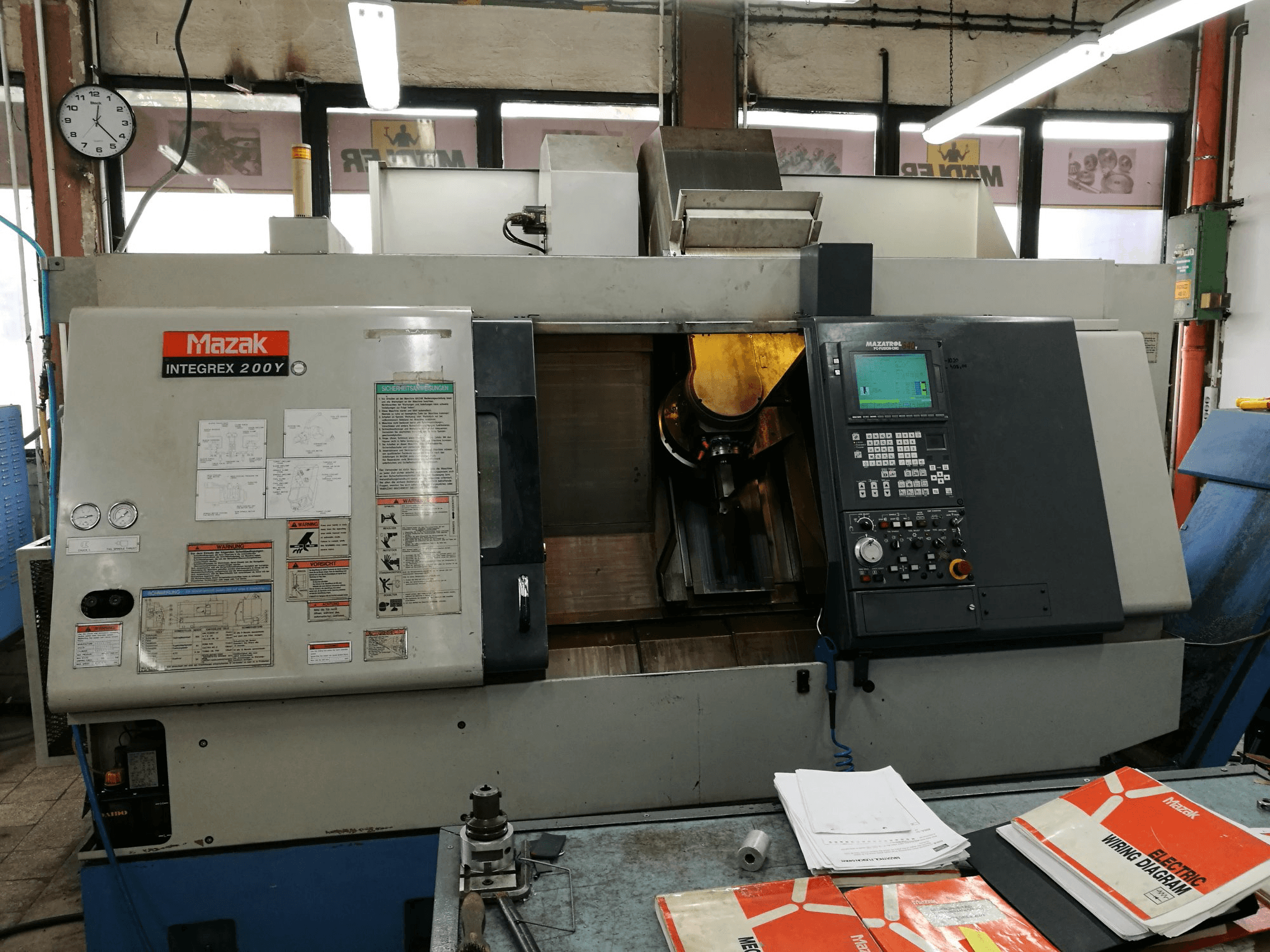 Vista frontale della macchina Mazak INTEGREX 200Y