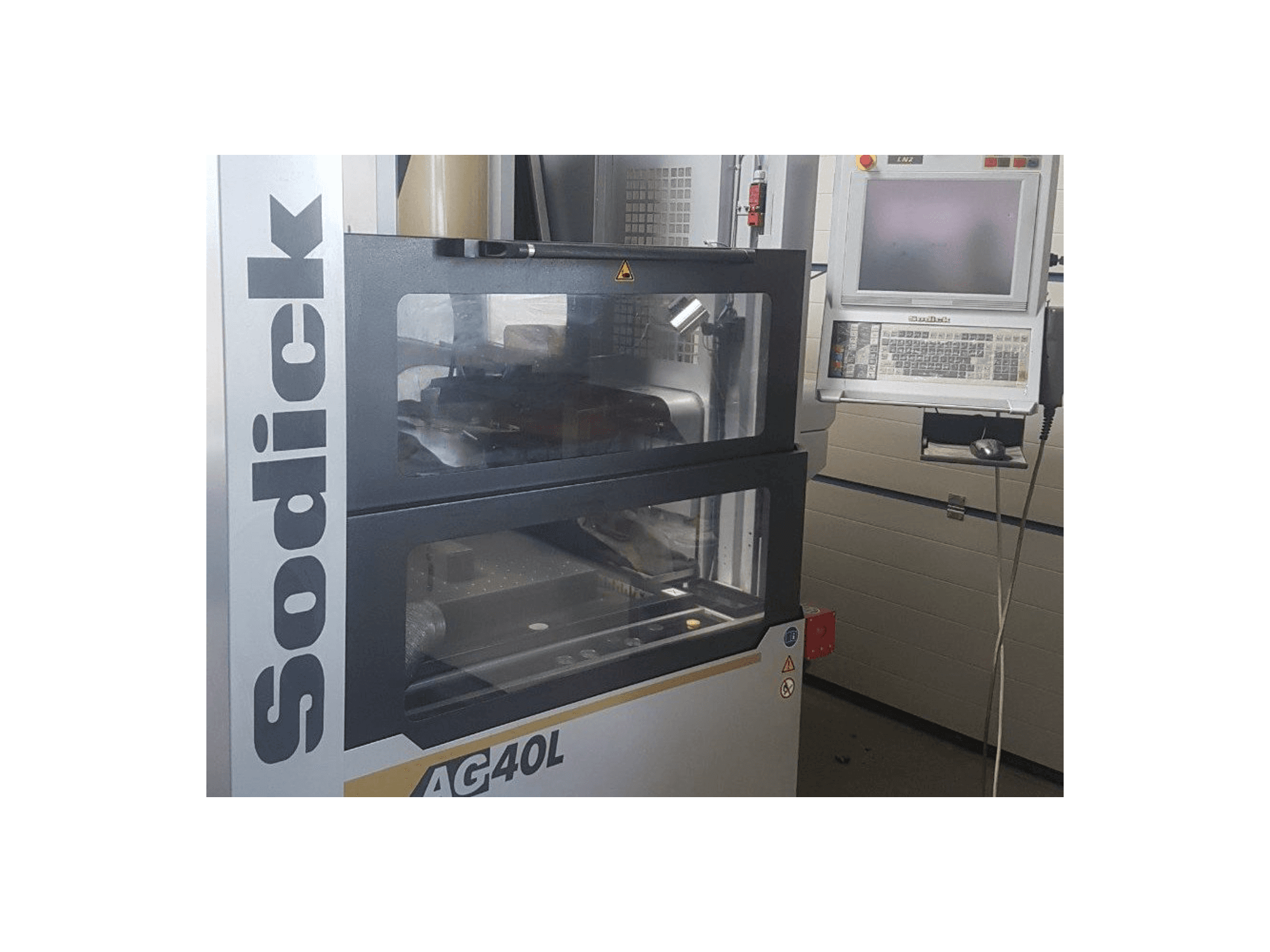 Vista frontale della macchina Sodick AG40L