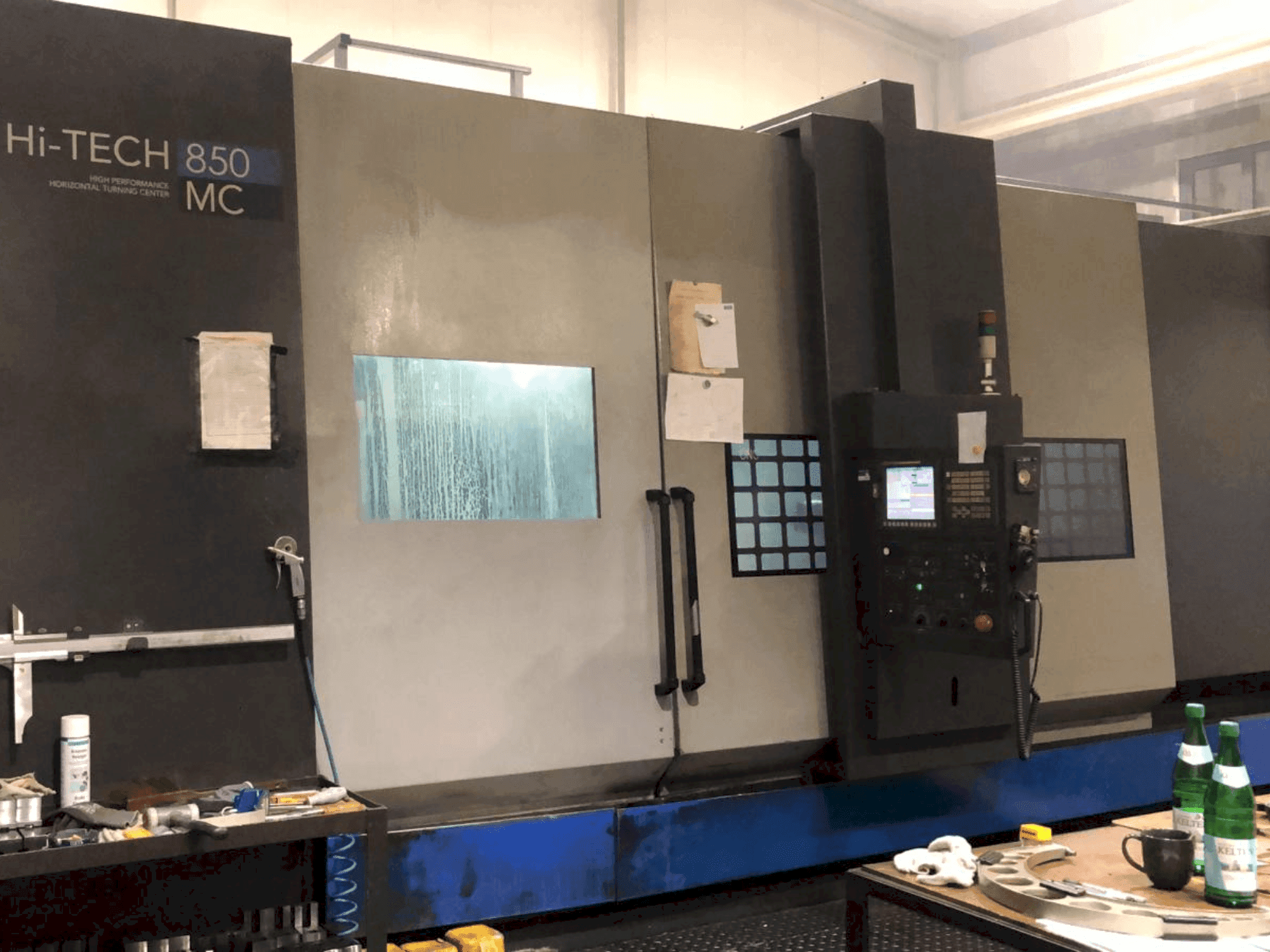 Vista frontale della macchina HWACHEON Hi-Tech 350
