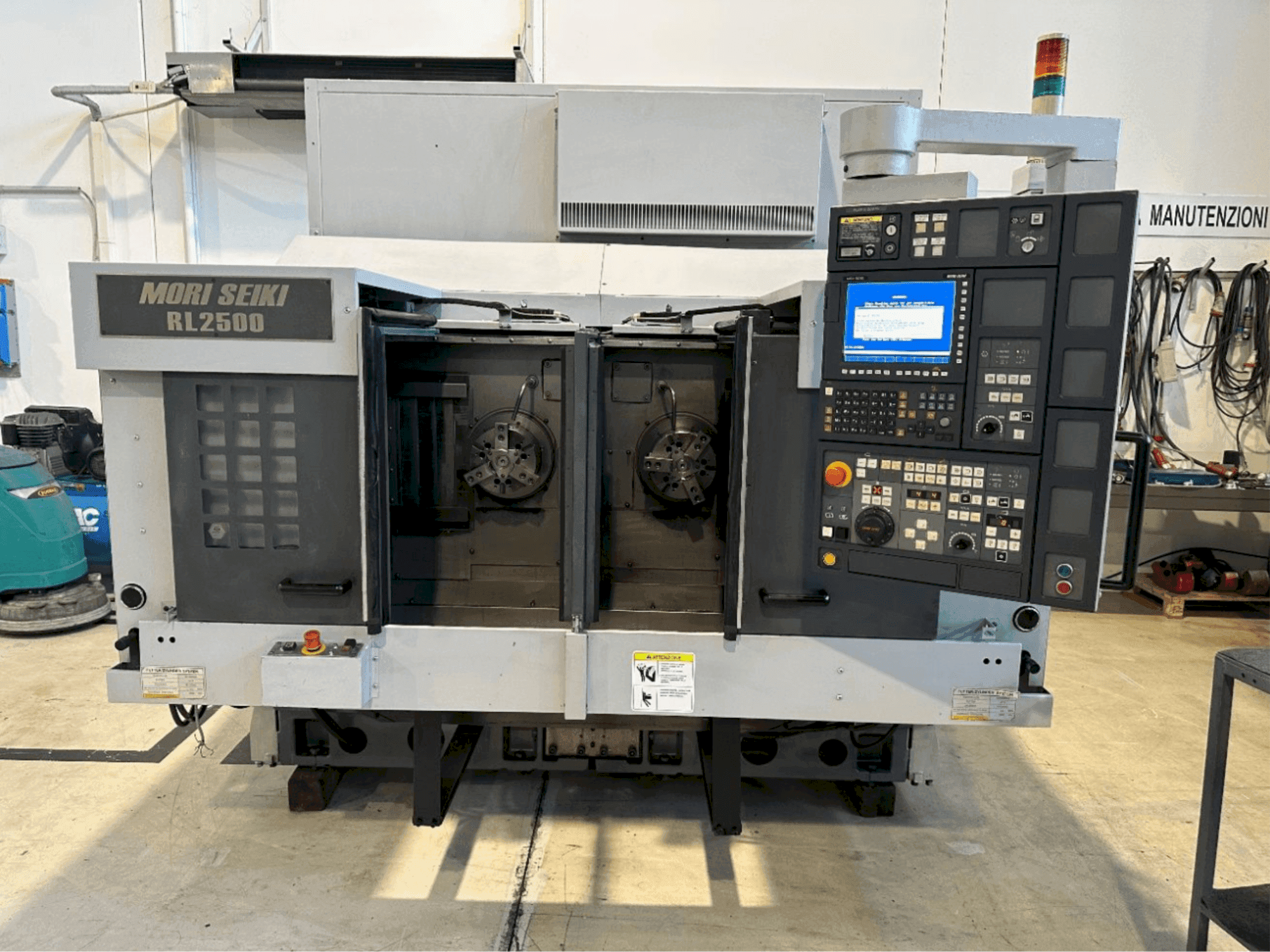 Vista frontale della macchina MORI SEIKI
