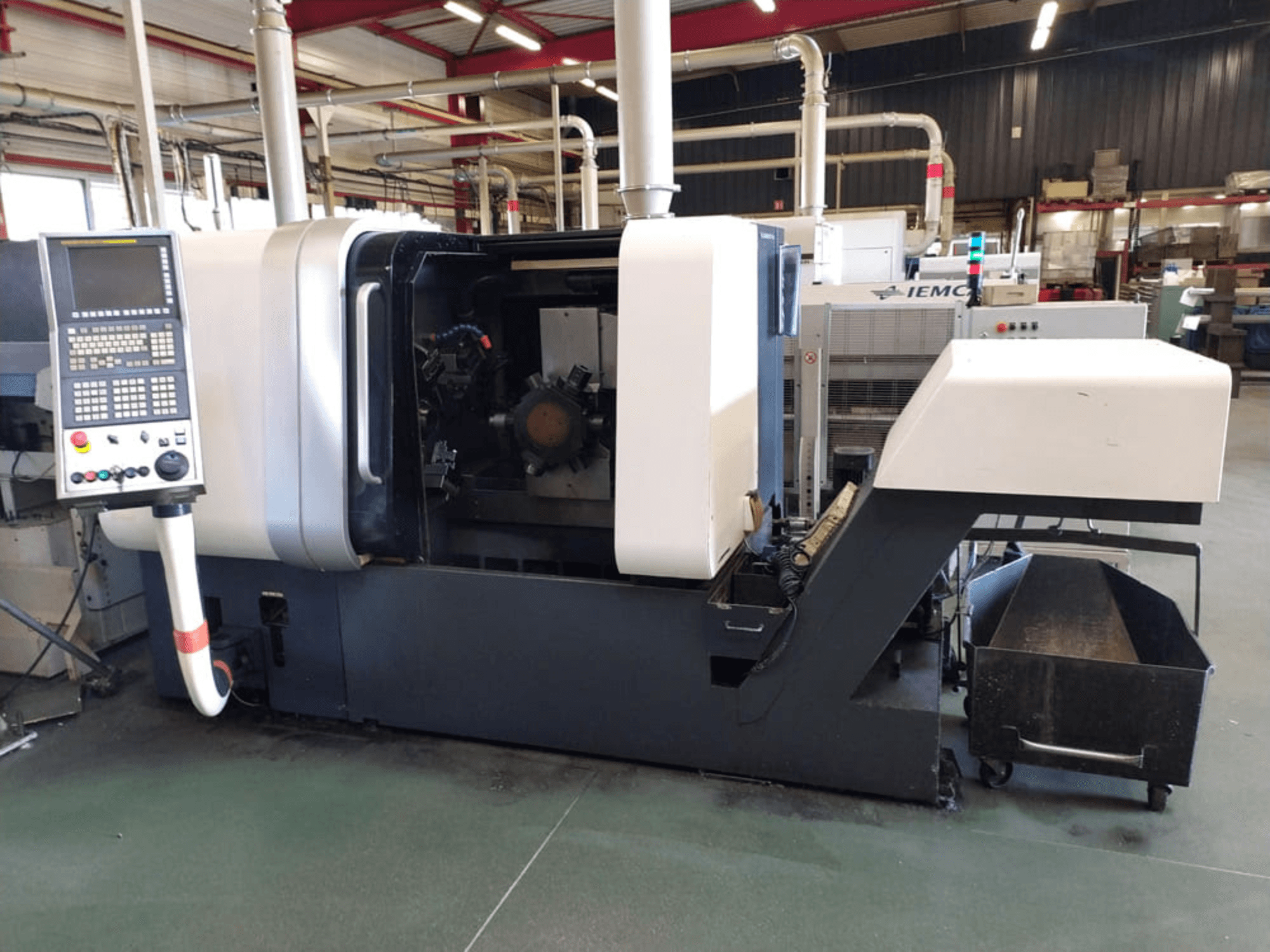Centro di tornitura e fresatura DMG GILDEMEISTER MSL60/7, vista frontale, che mostra il pannello di controllo e l'area di lavoro aperta, mettendo in risalto il suo design industriale.