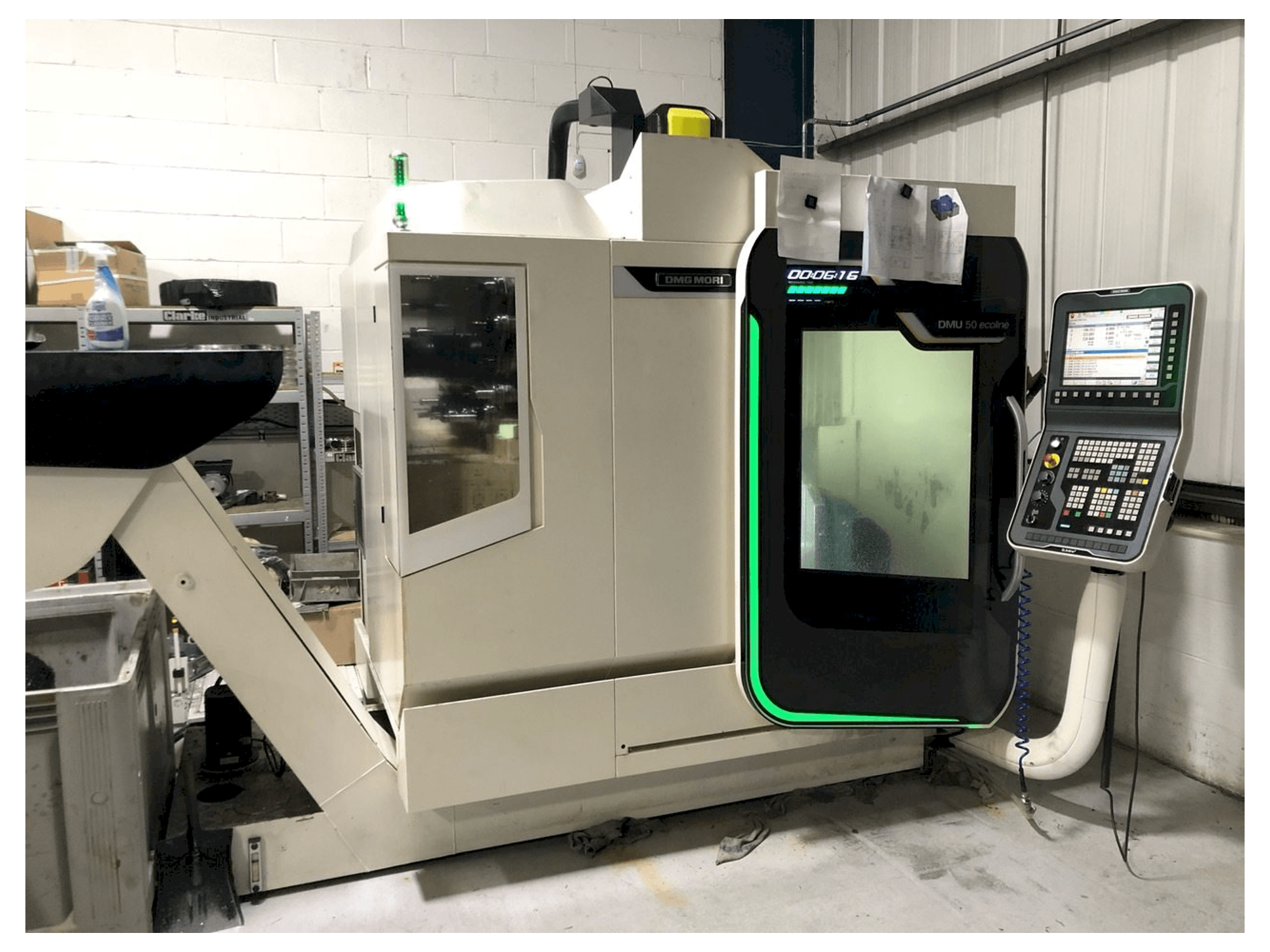 Vista frontale della macchina DMG MORI DMU 50 ecoline