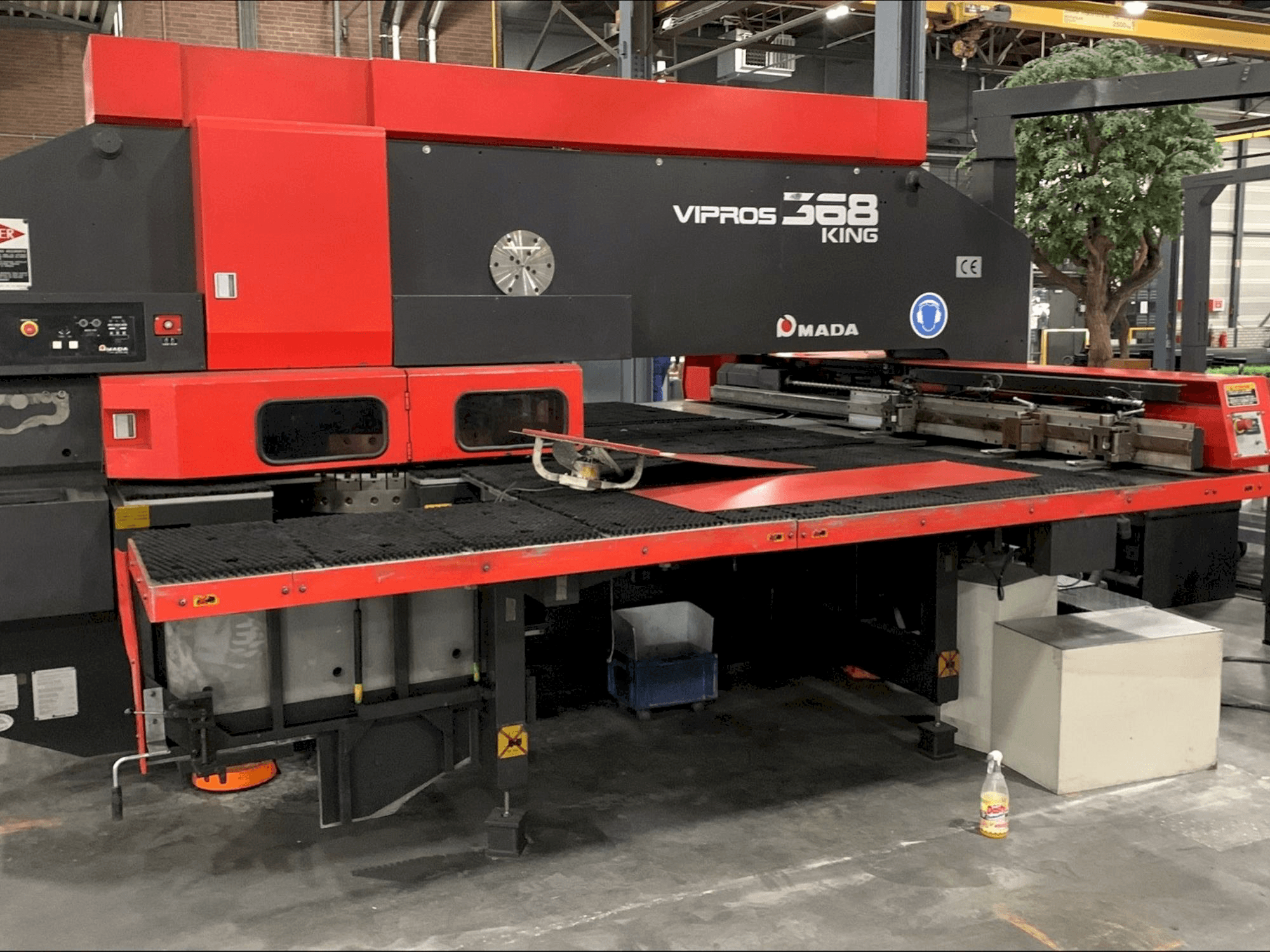 Vista frontale della macchina AMADA Vipros 368 King