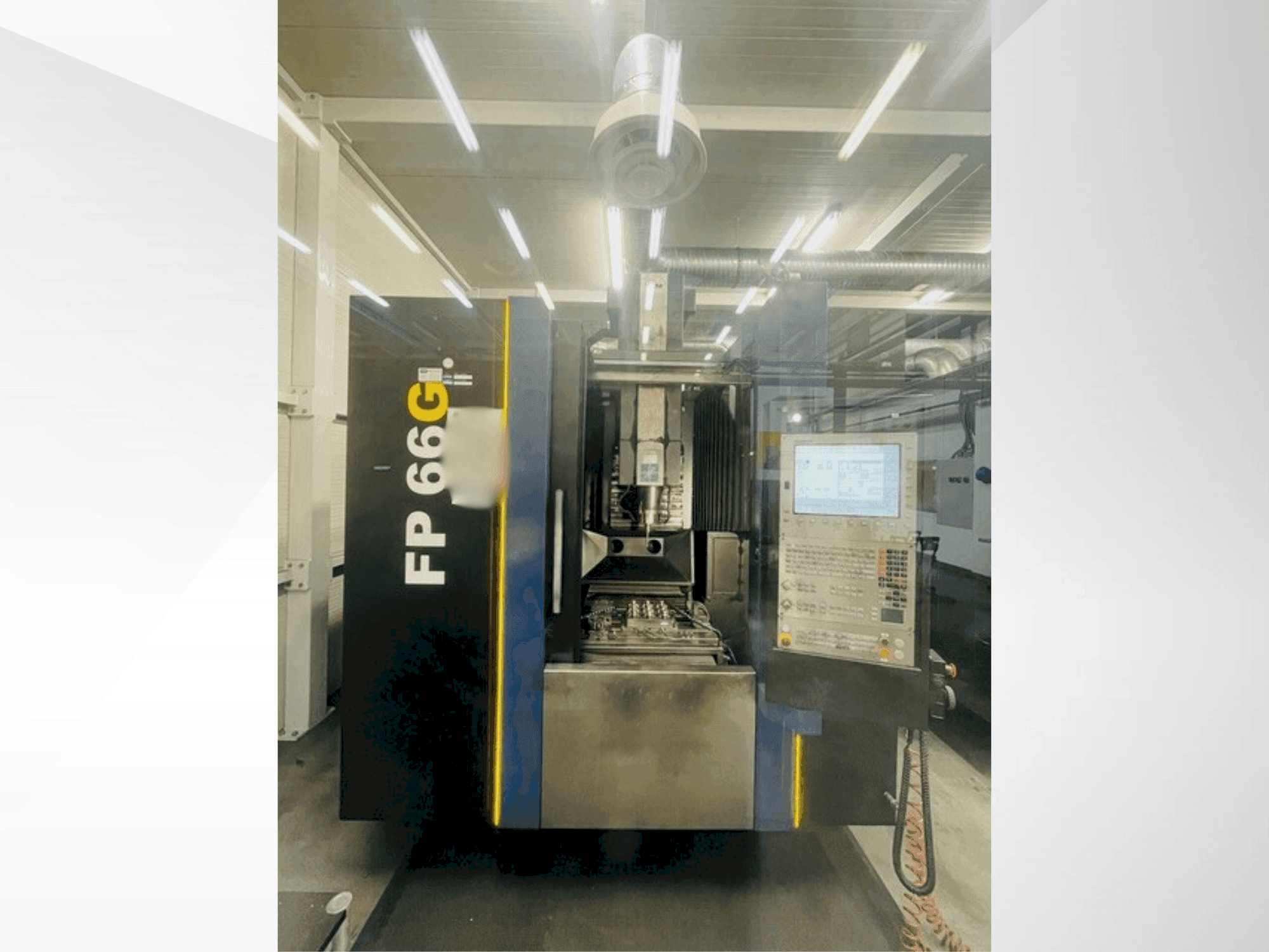 Vista frontale della macchina YCM FP 66G