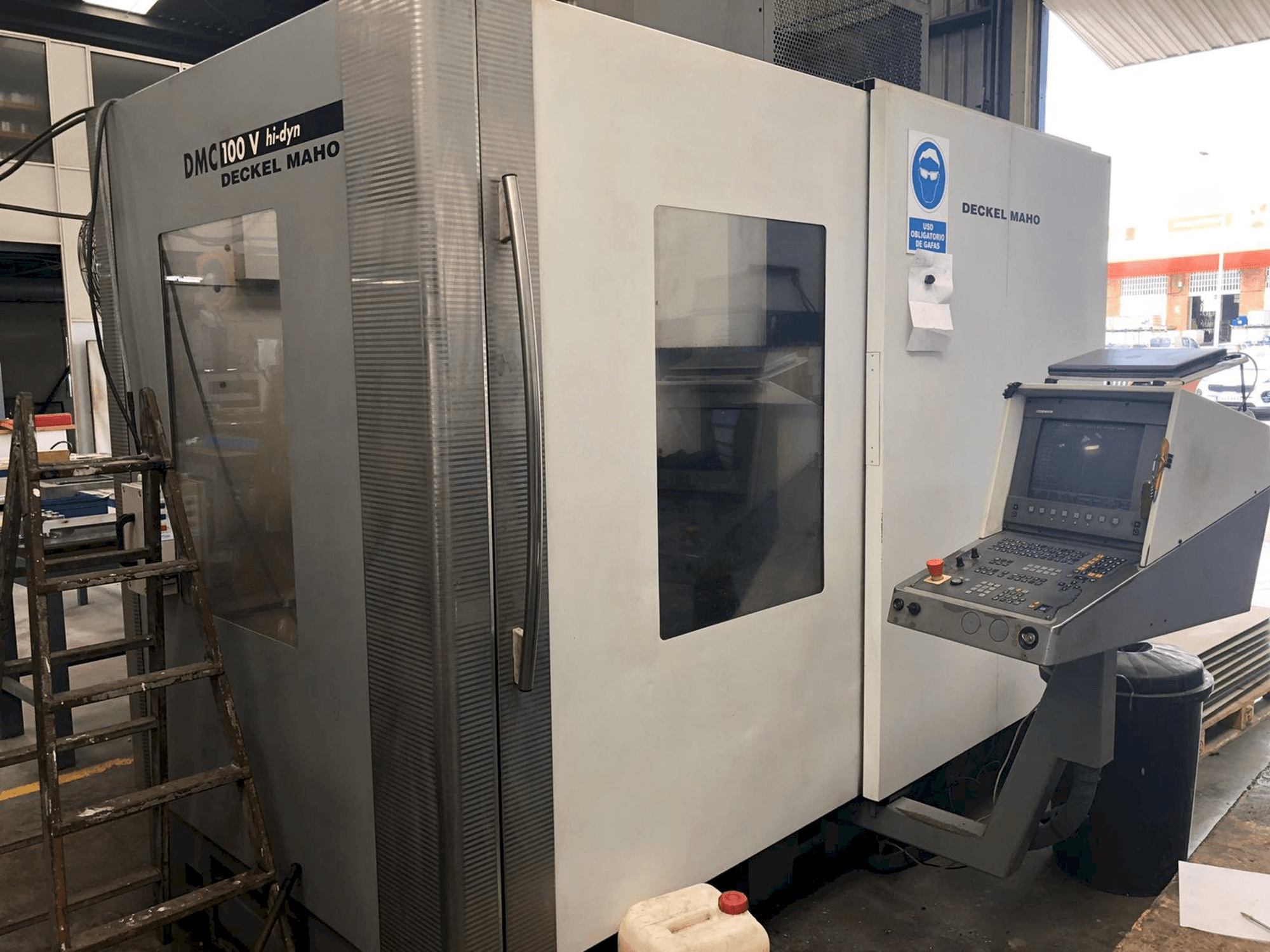 Vista frontale della macchina DECKEL MAHO DMC 100 V Hi-dyn