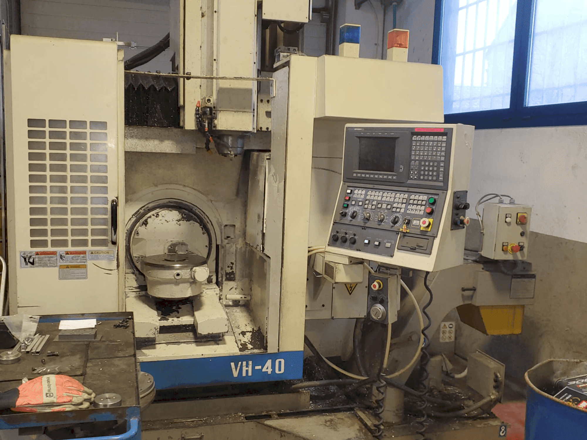 Vista frontale della macchina Okuma VH-40
