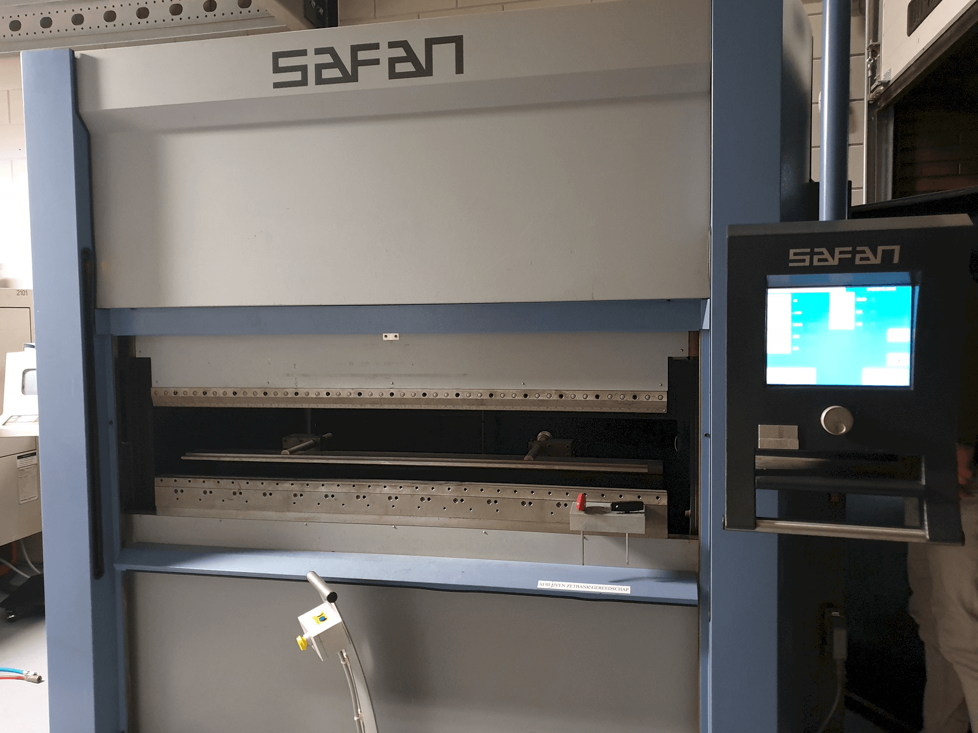 Vista frontale della macchina Safan SMK 32-K-1600