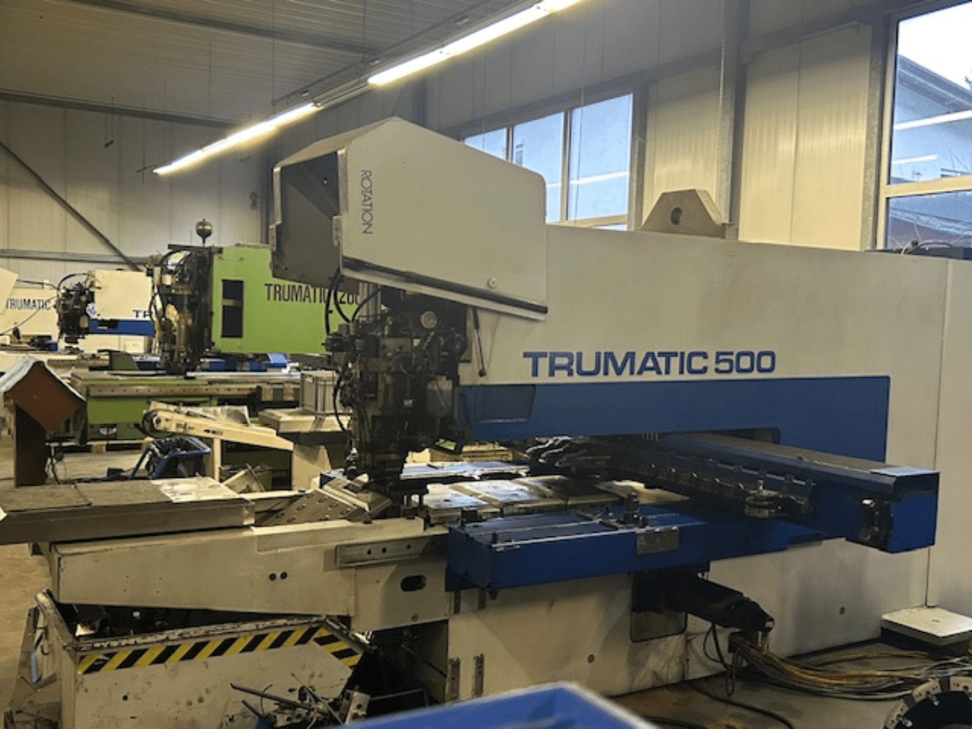 Punzonatrice TRUMPF TRUMATIC 500 CNC, vista frontale, con pannello di controllo e parti meccaniche. Ambiente di officina industriale.