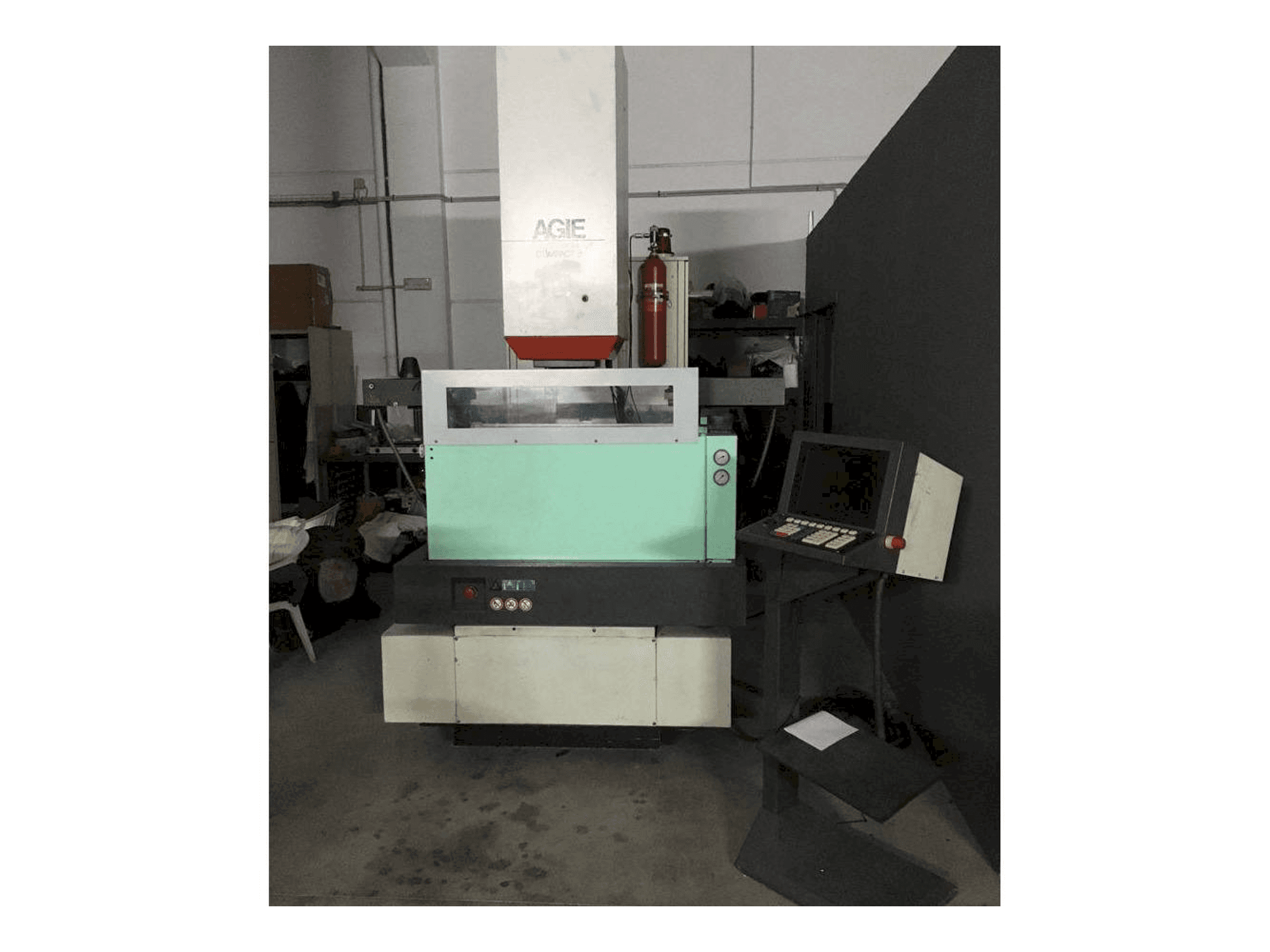 Vista frontale della macchina AGIE Agietron Compact 3