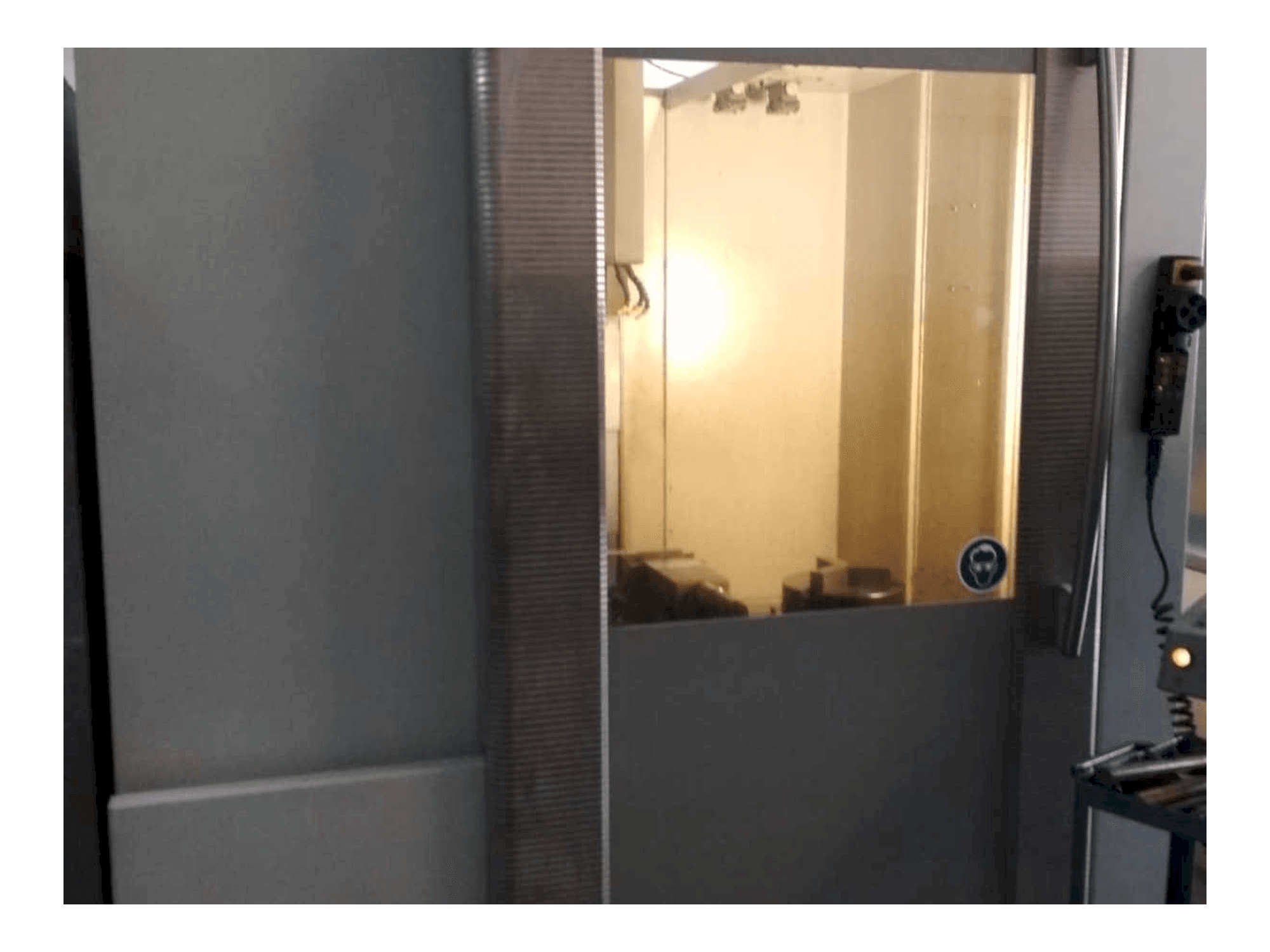 Vista frontale della macchina DECKEL MAHO DMC 63V