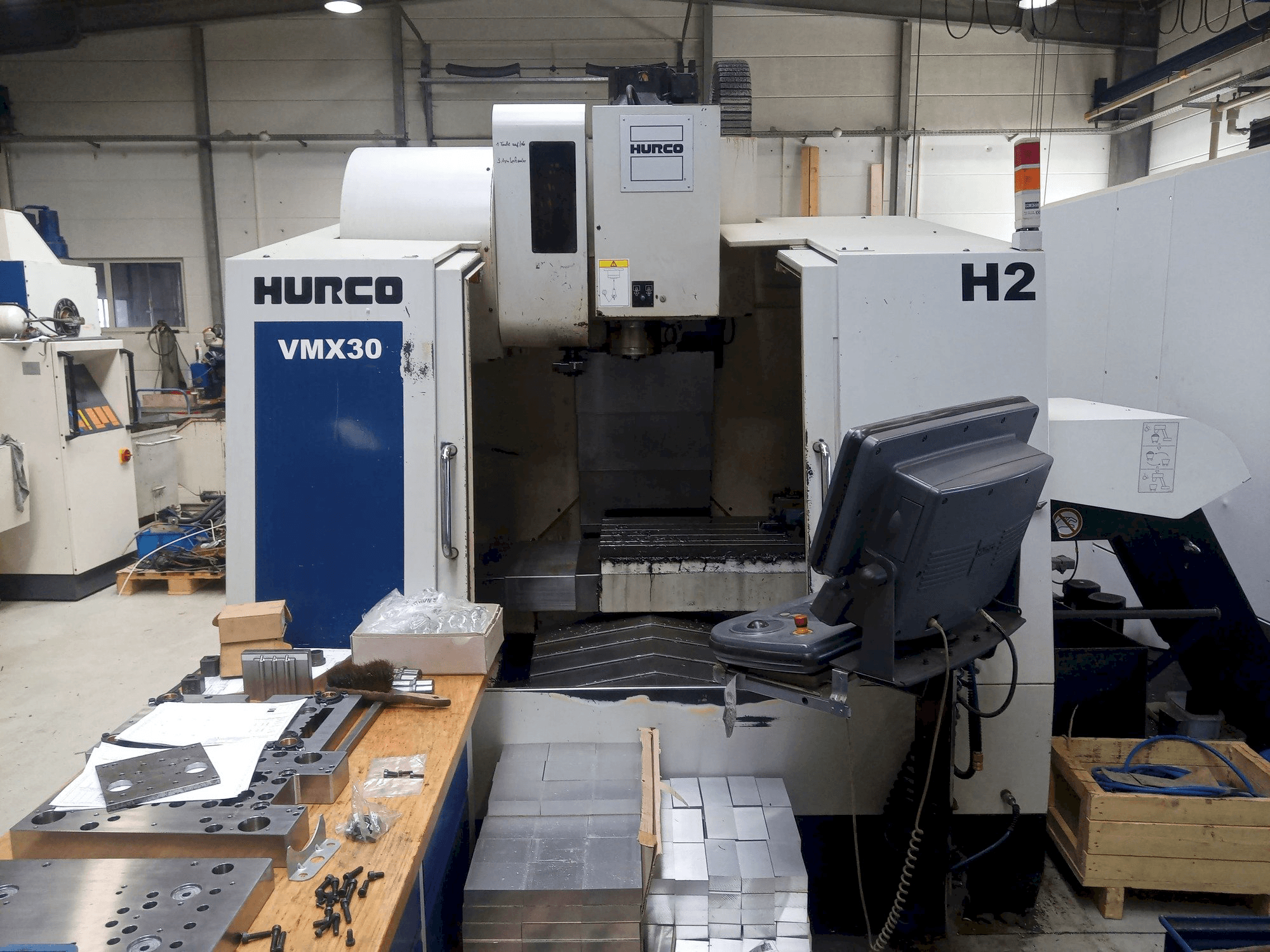 Vista frontale della macchina Hurco VMX30