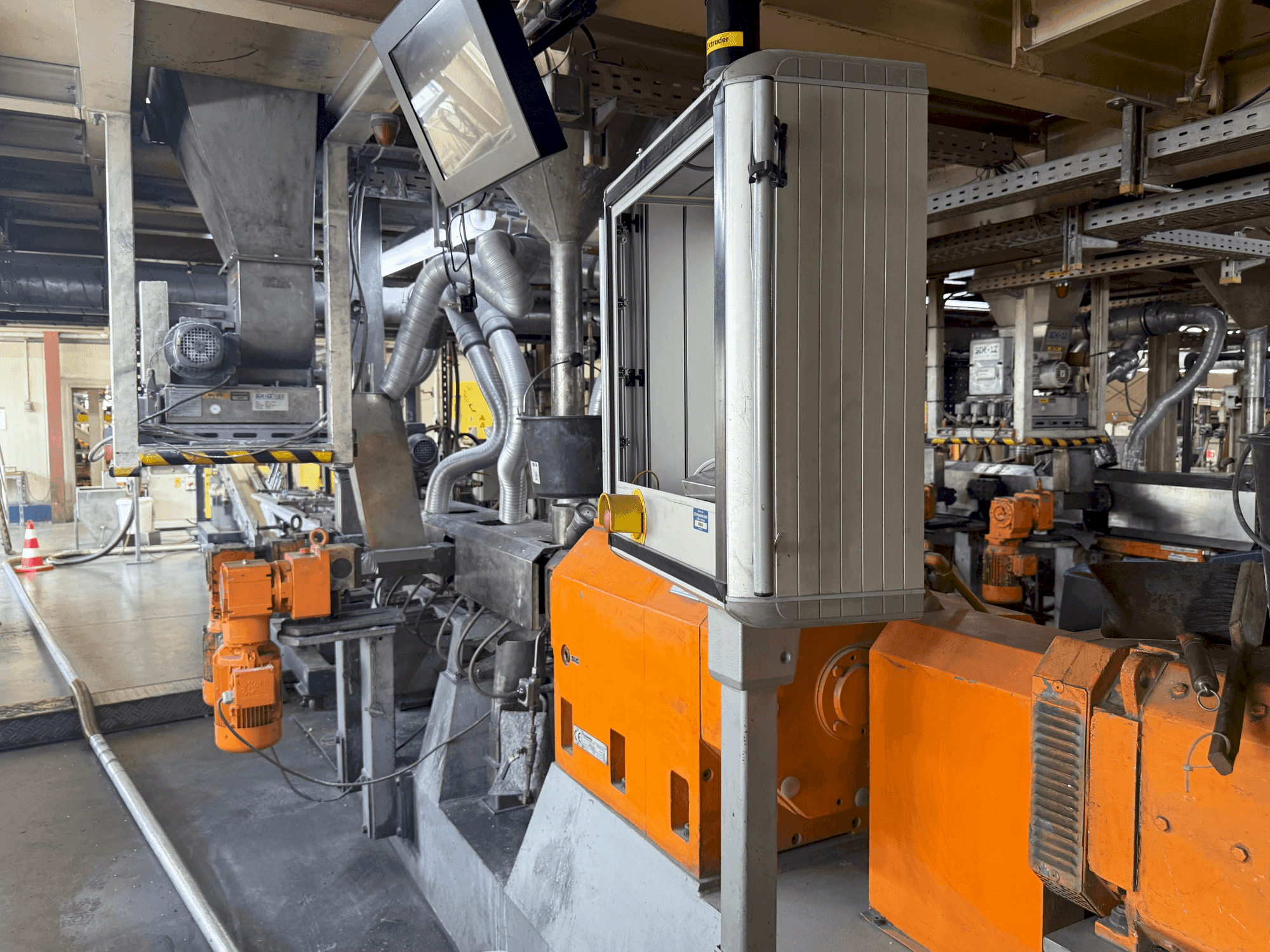 Vista laterale sinistra della macchina Leistritz ZSE 50HP-40D