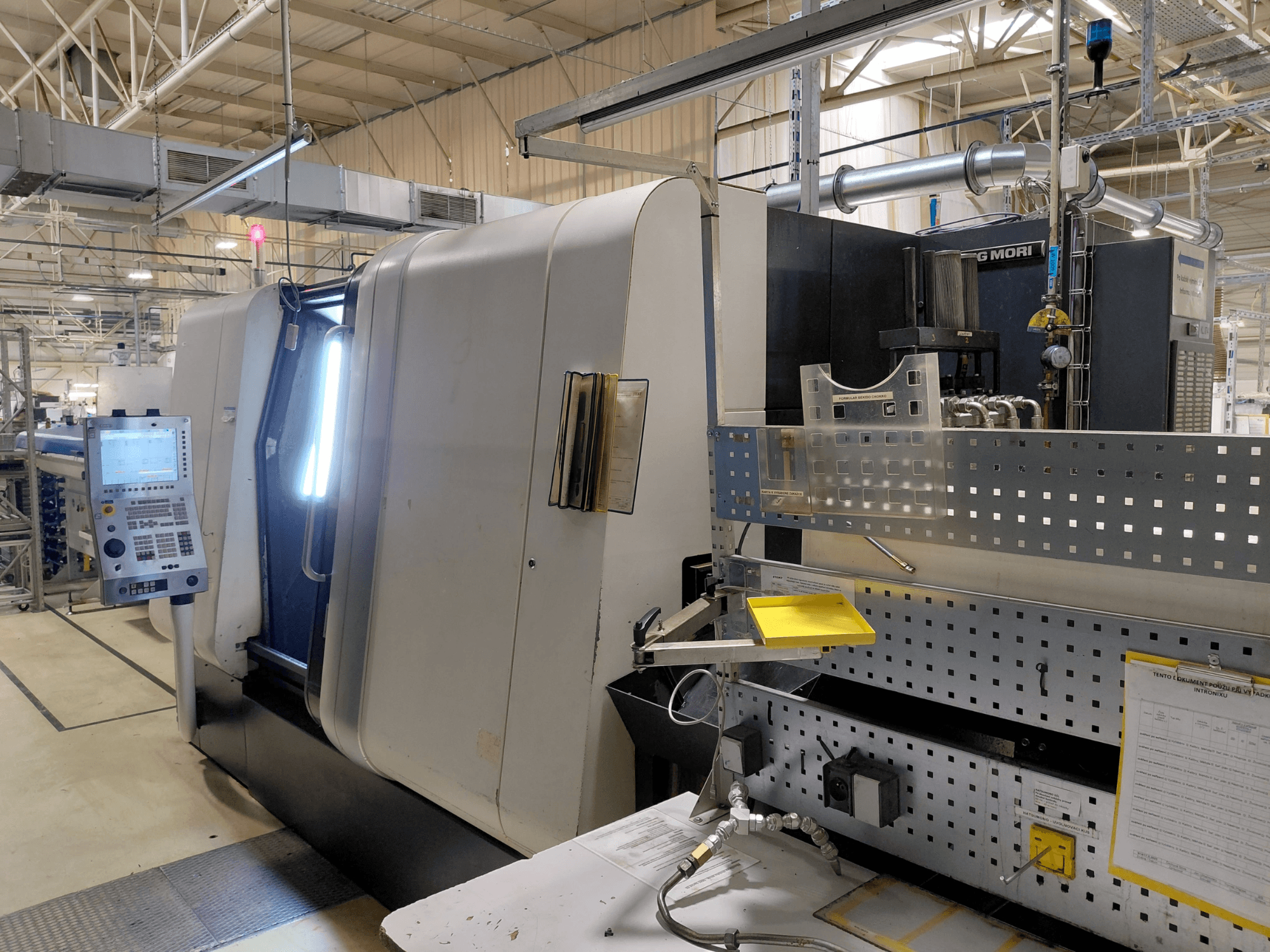 Tornio multimandrino DMG MORI Sprint 65 linear, vista frontale, con pannello di controllo e caratteristiche della macchina.