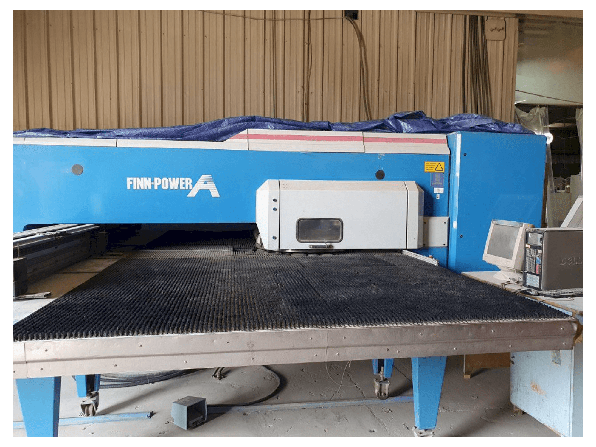 Vista frontale della macchina Finn-Power A5-5 FB