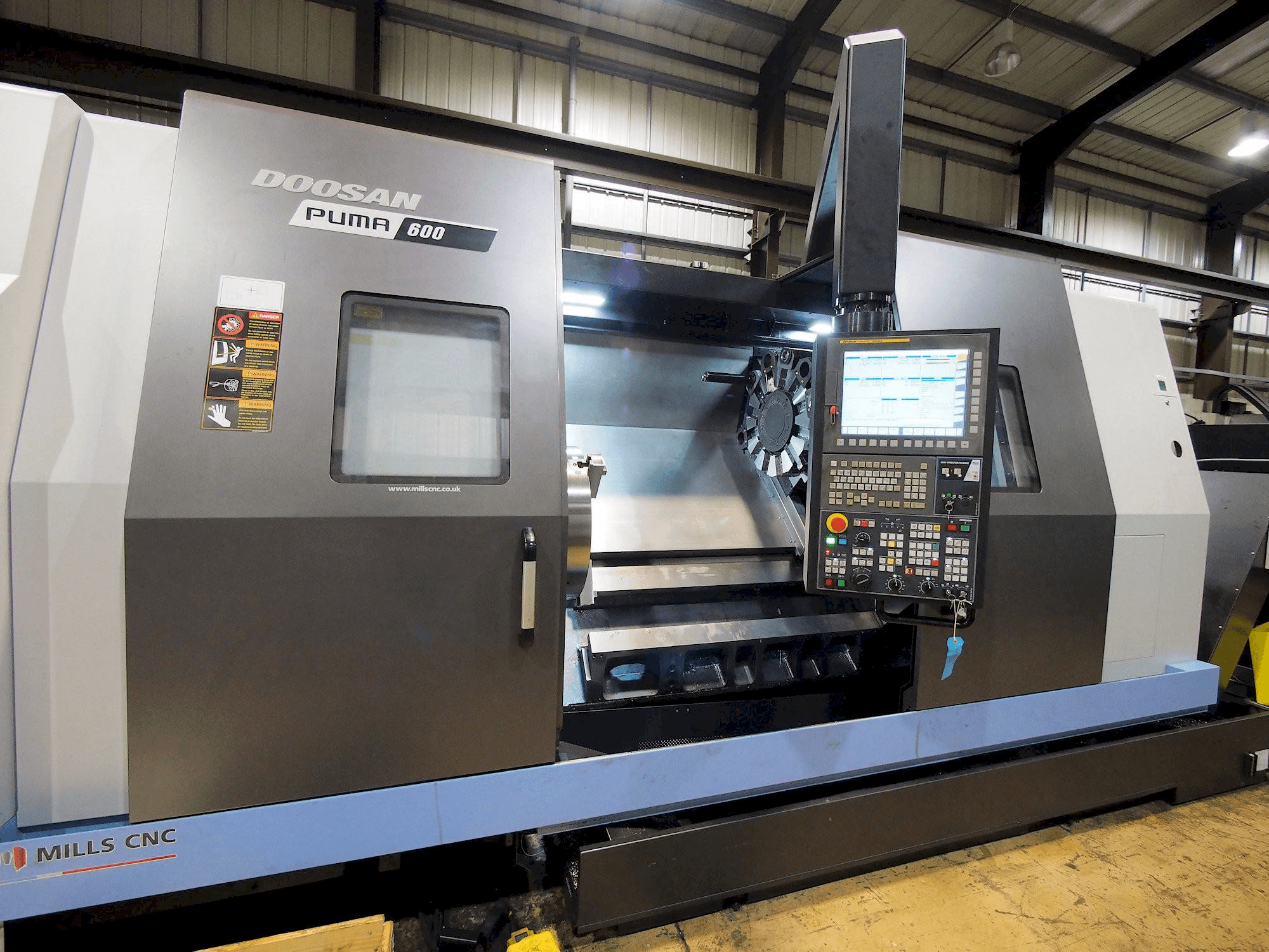 Vista frontale della macchina Doosan Puma 600