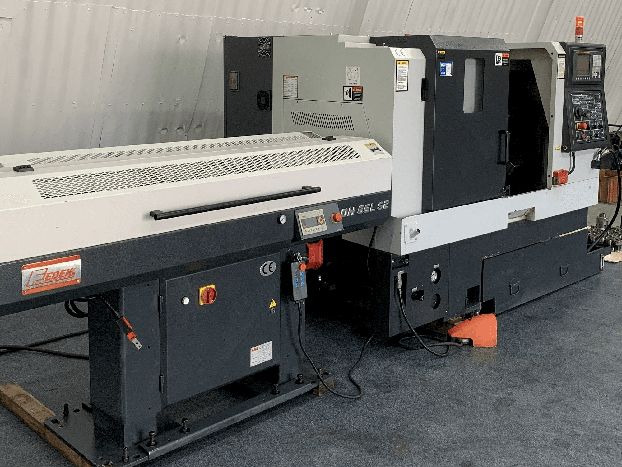 Vista frontale della macchina Leadwell T-6