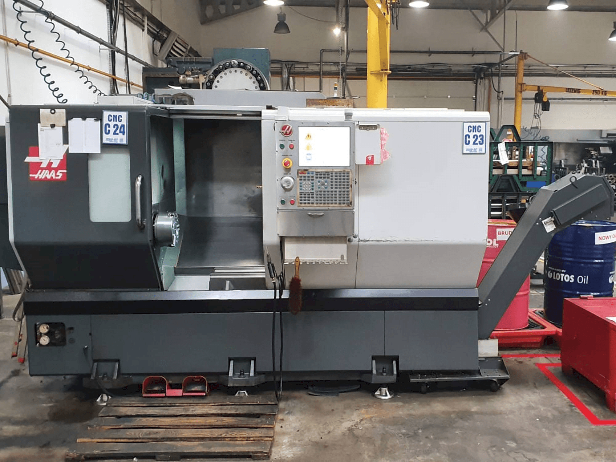 Vista frontale della macchina HAAS ST-30