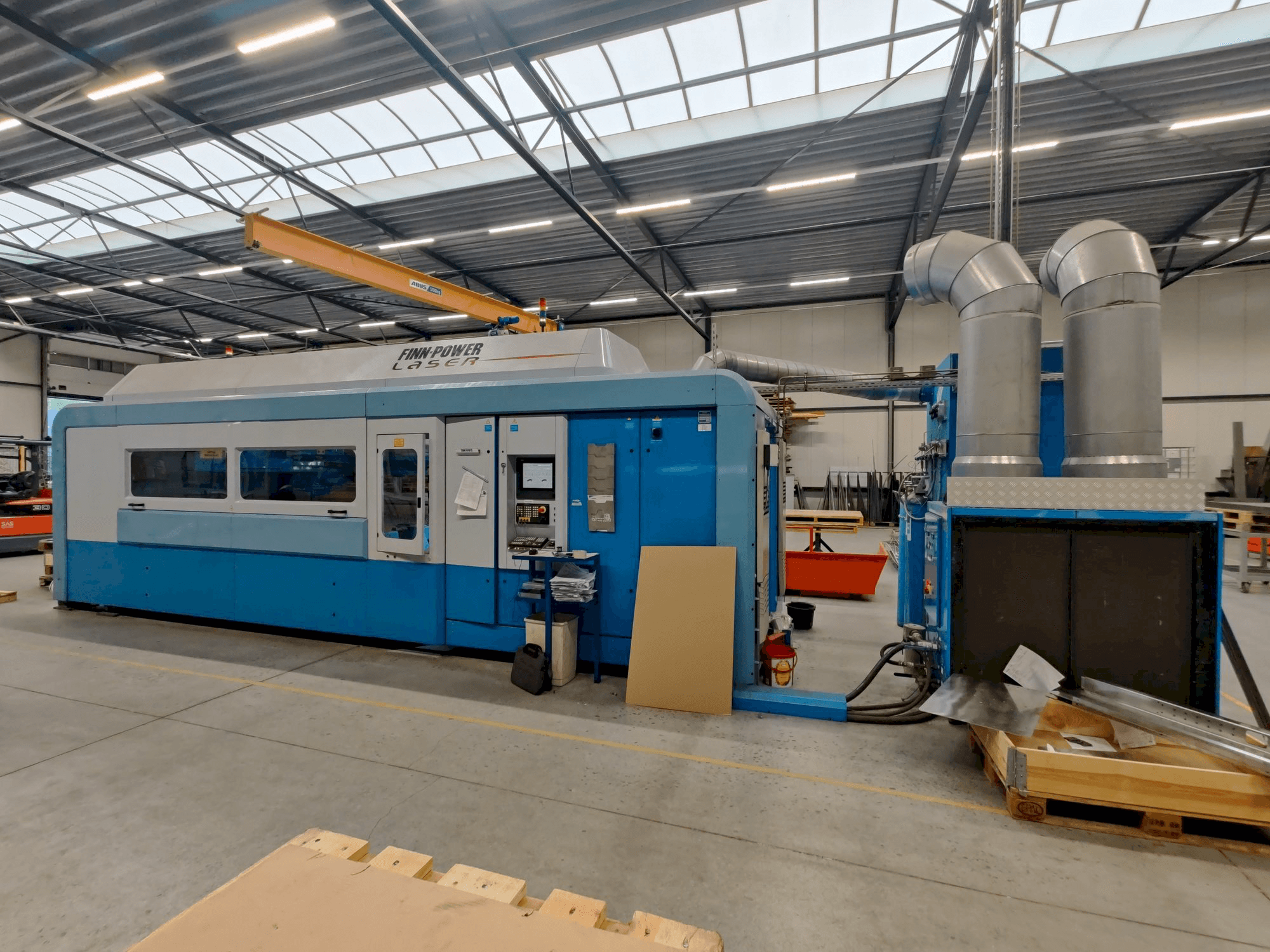 Vista frontale della macchina Finn-Power FPL6-B