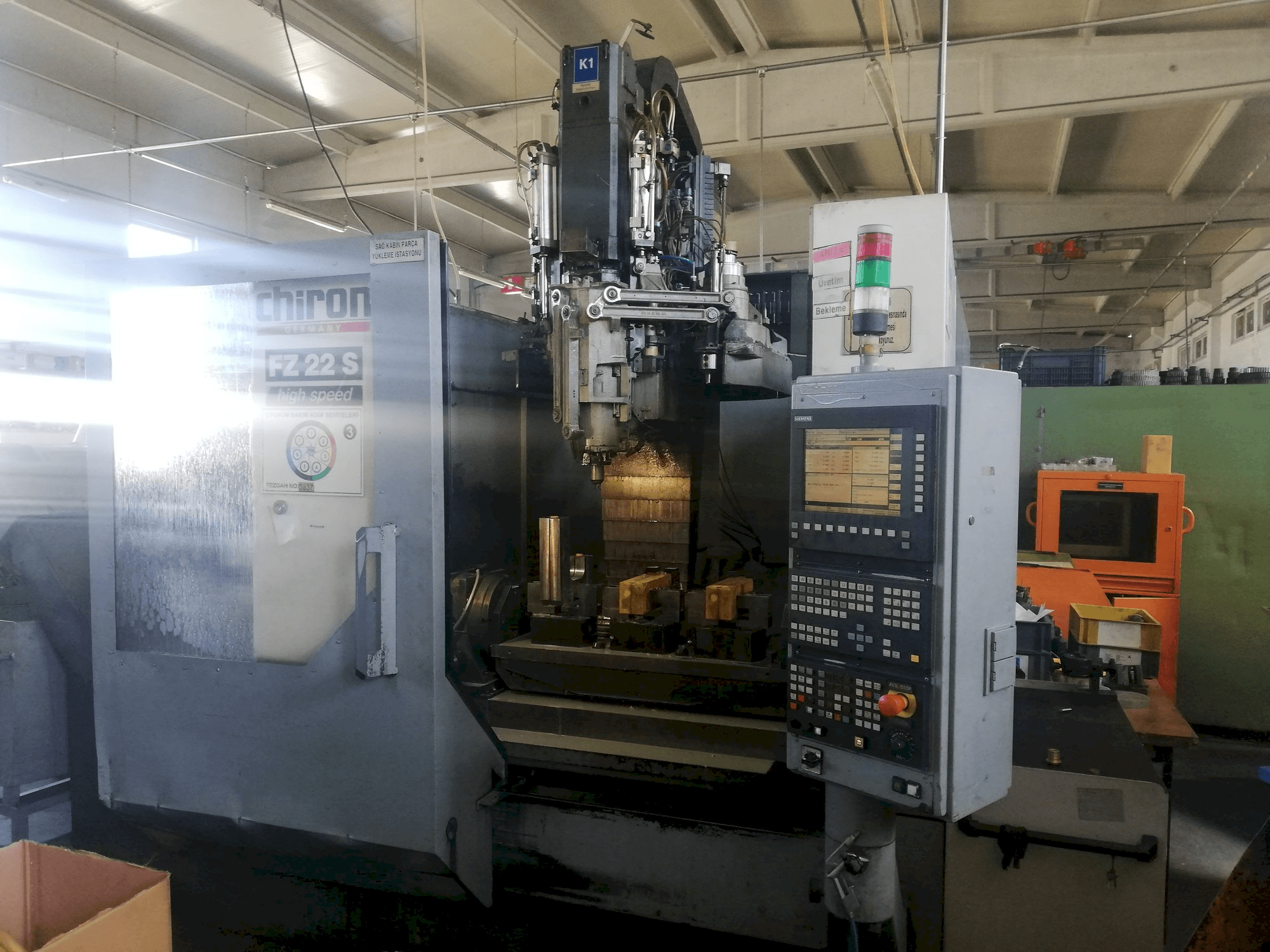 Vista frontale della macchina CHIRON FZ 22 S