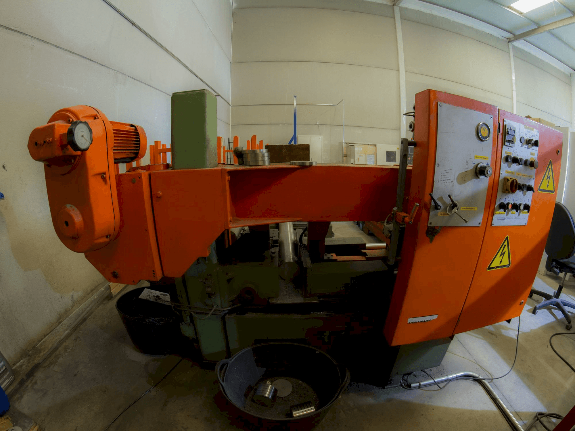 Vista frontale della macchina KASTO HBA 340 AU