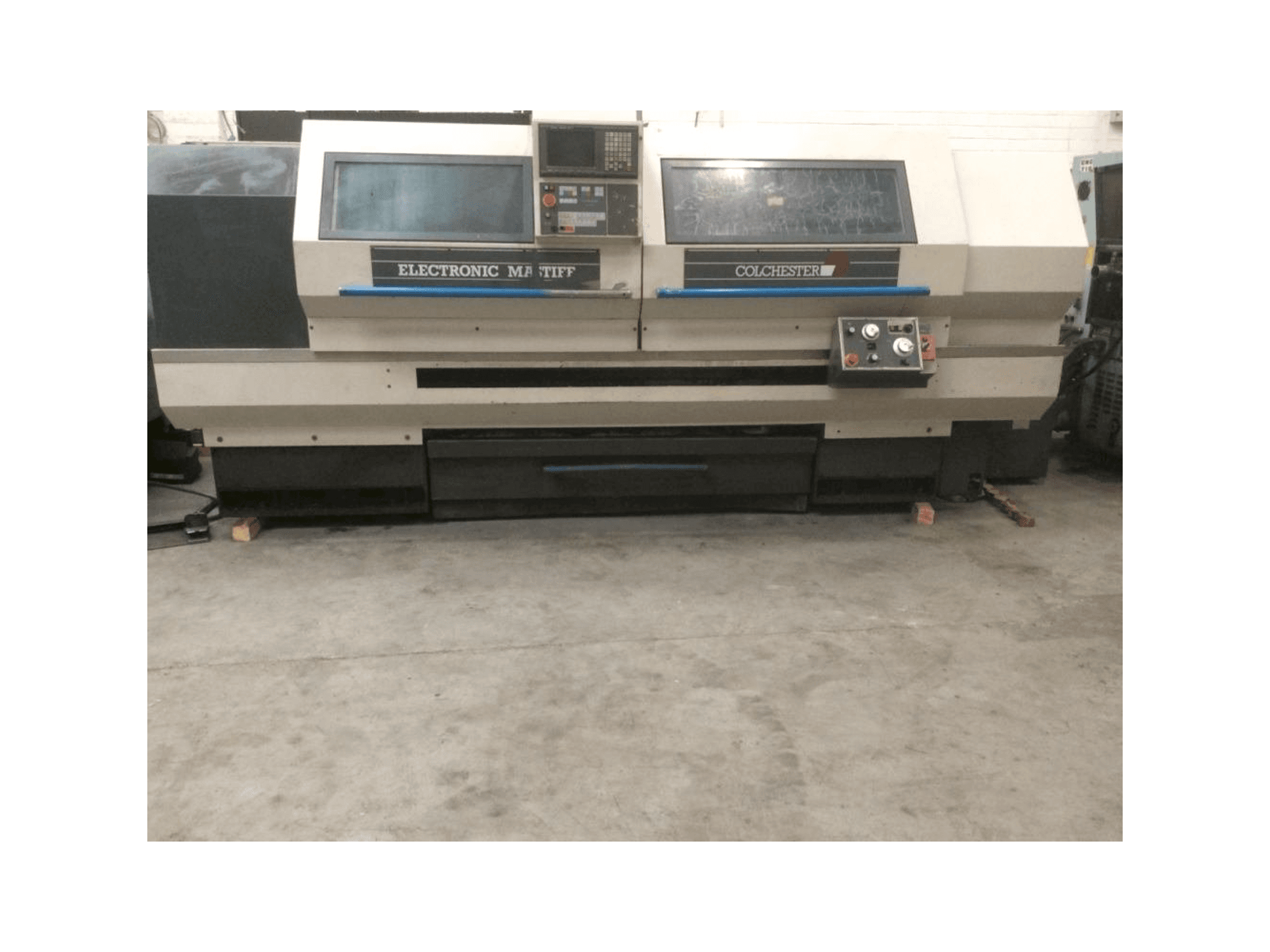 Vista frontale della macchina Colchester Electronic Mastiff