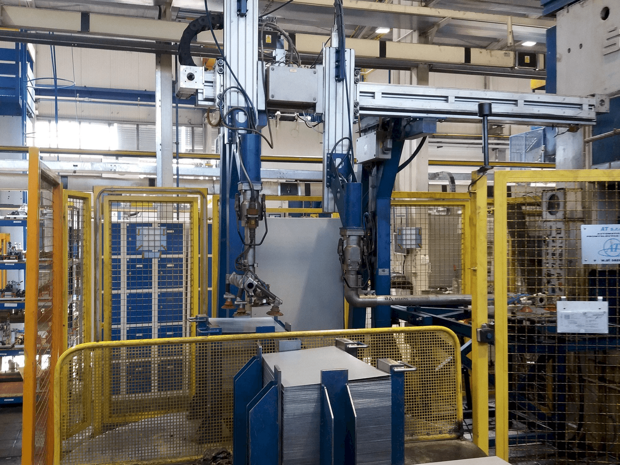 Vista frontale della macchina SMERAL LKT 250